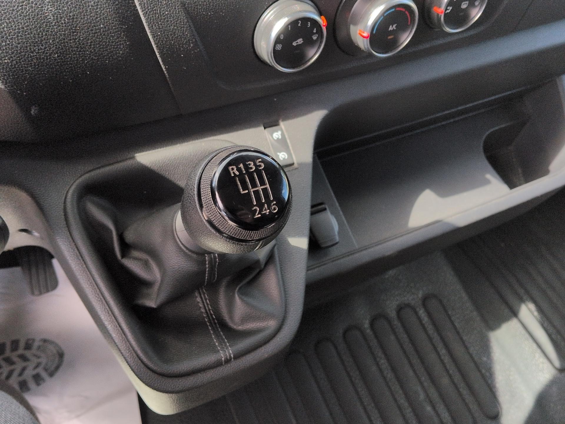 RENAULT Master T35 2.3 Blue dCi 135 L3H2-image-10