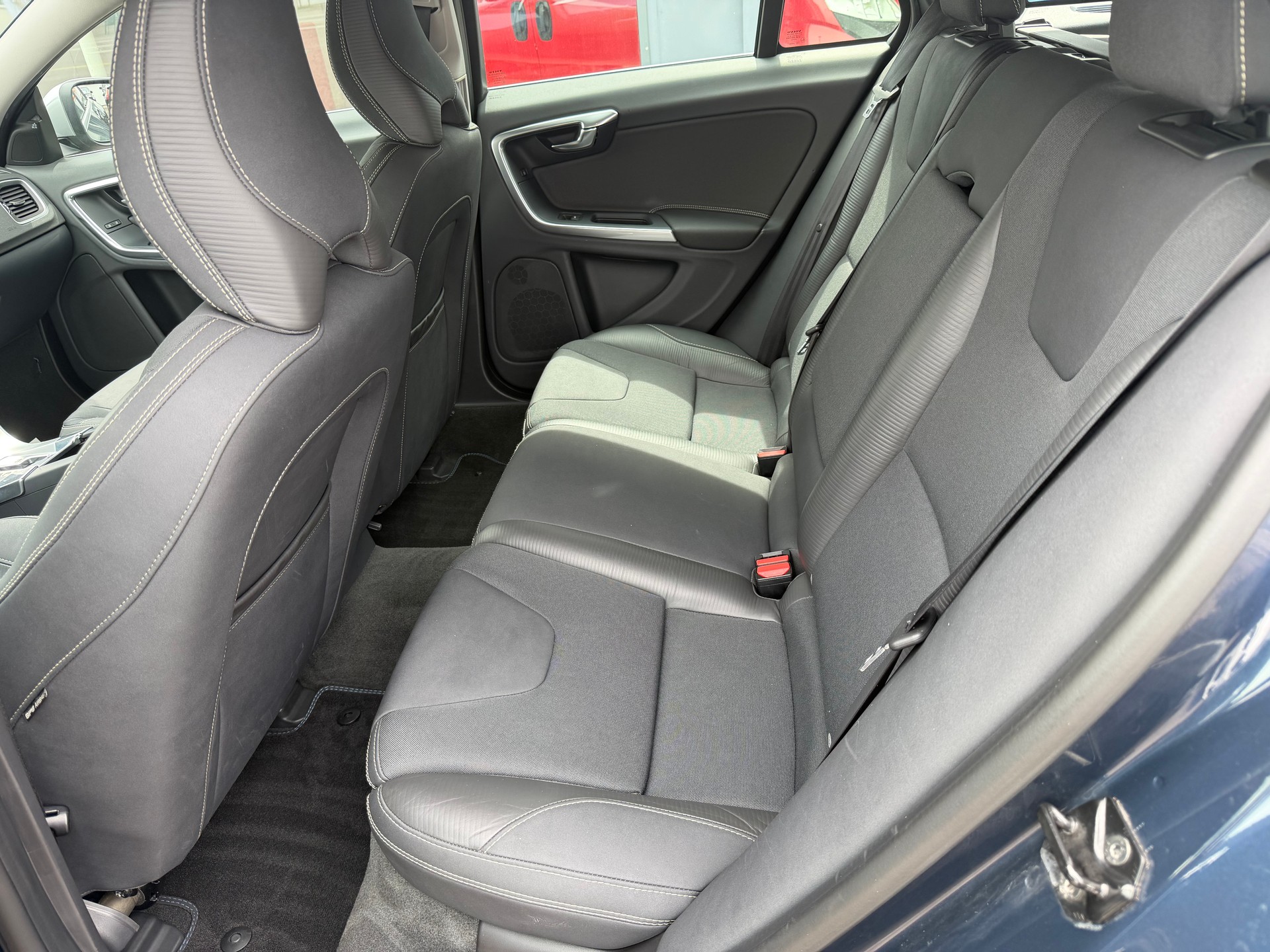 VOLVO V60 D4 R-Design Geartronic-image-11