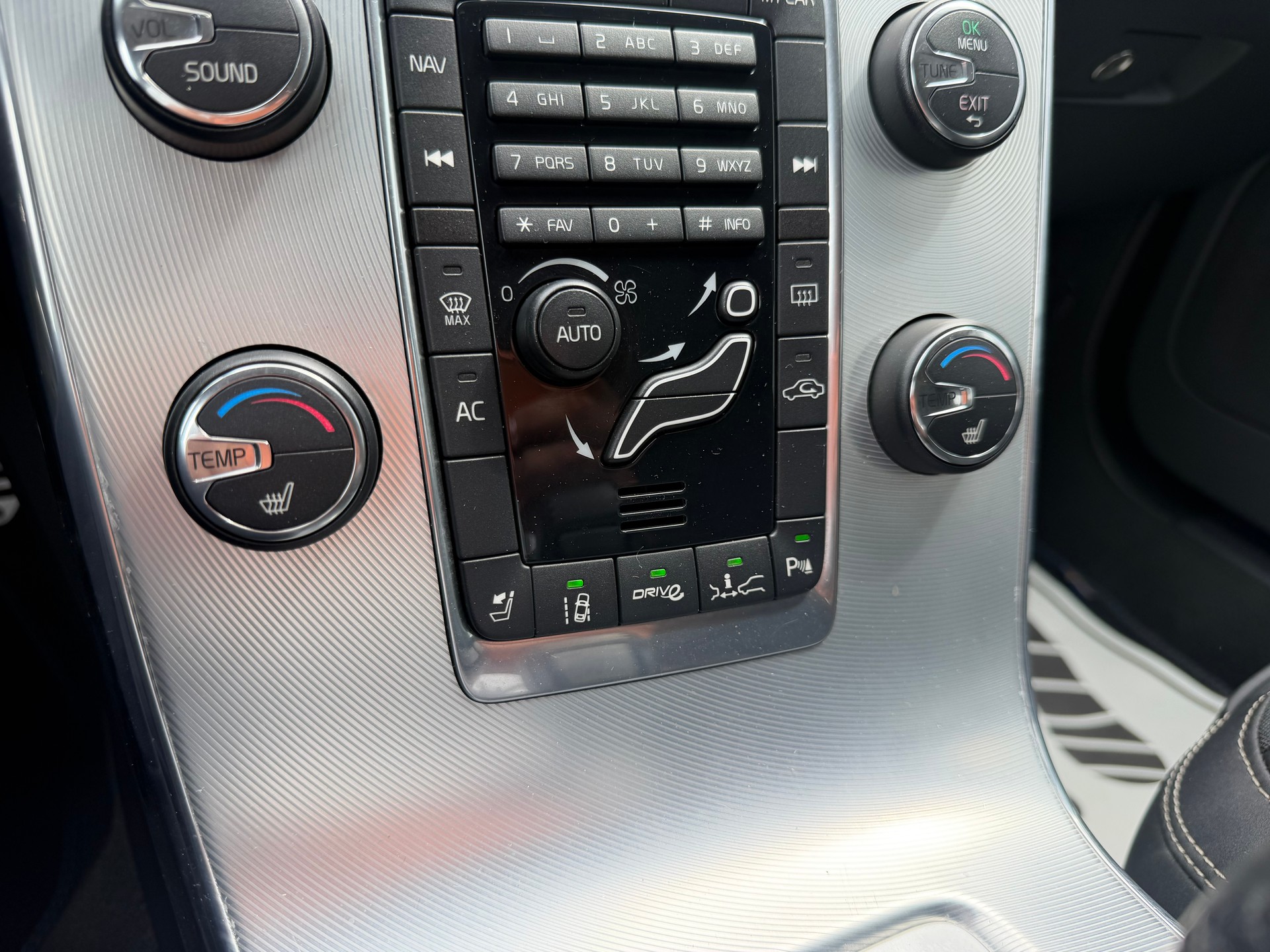VOLVO V60 D4 R-Design Geartronic-image-17