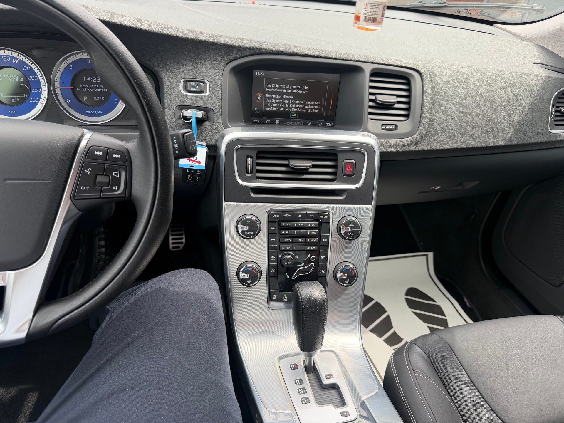 VOLVO V60 D4 R-Design Geartronic-image-15