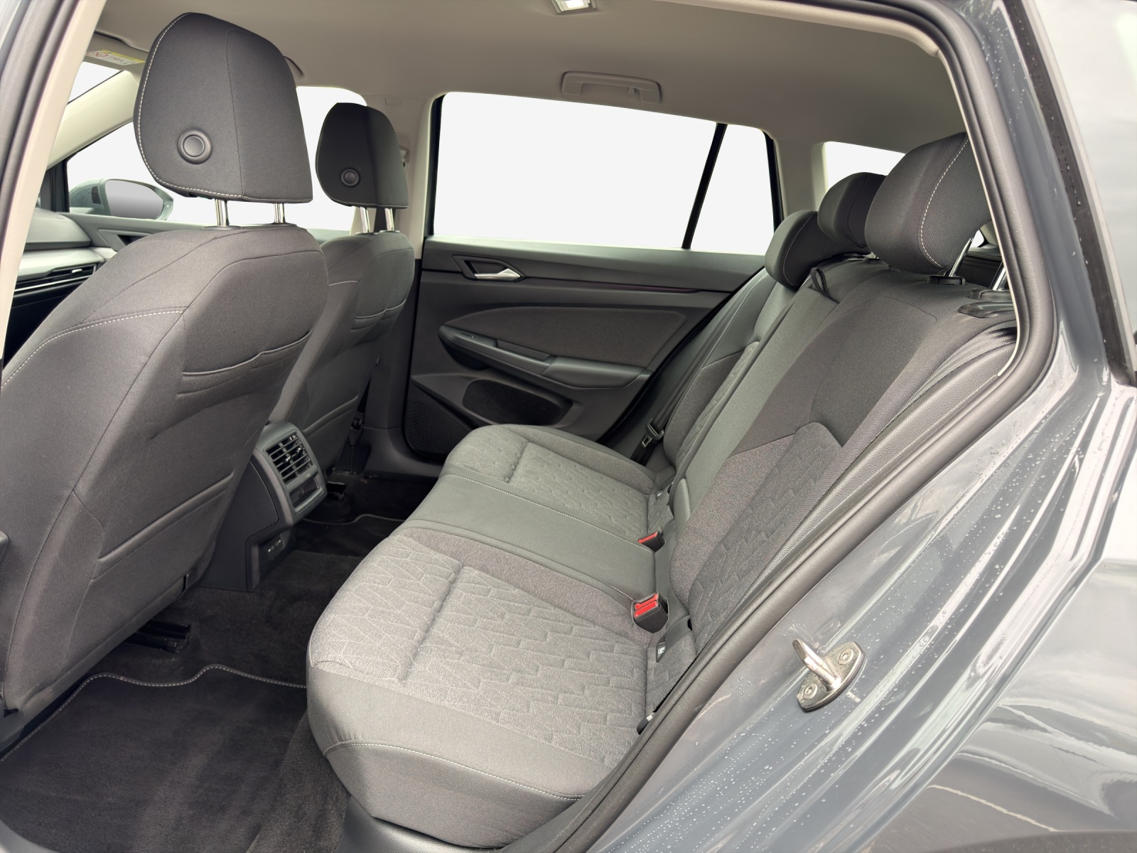 VW Golf Variant 1.5 eTSI mHEV Life DSG-image-11