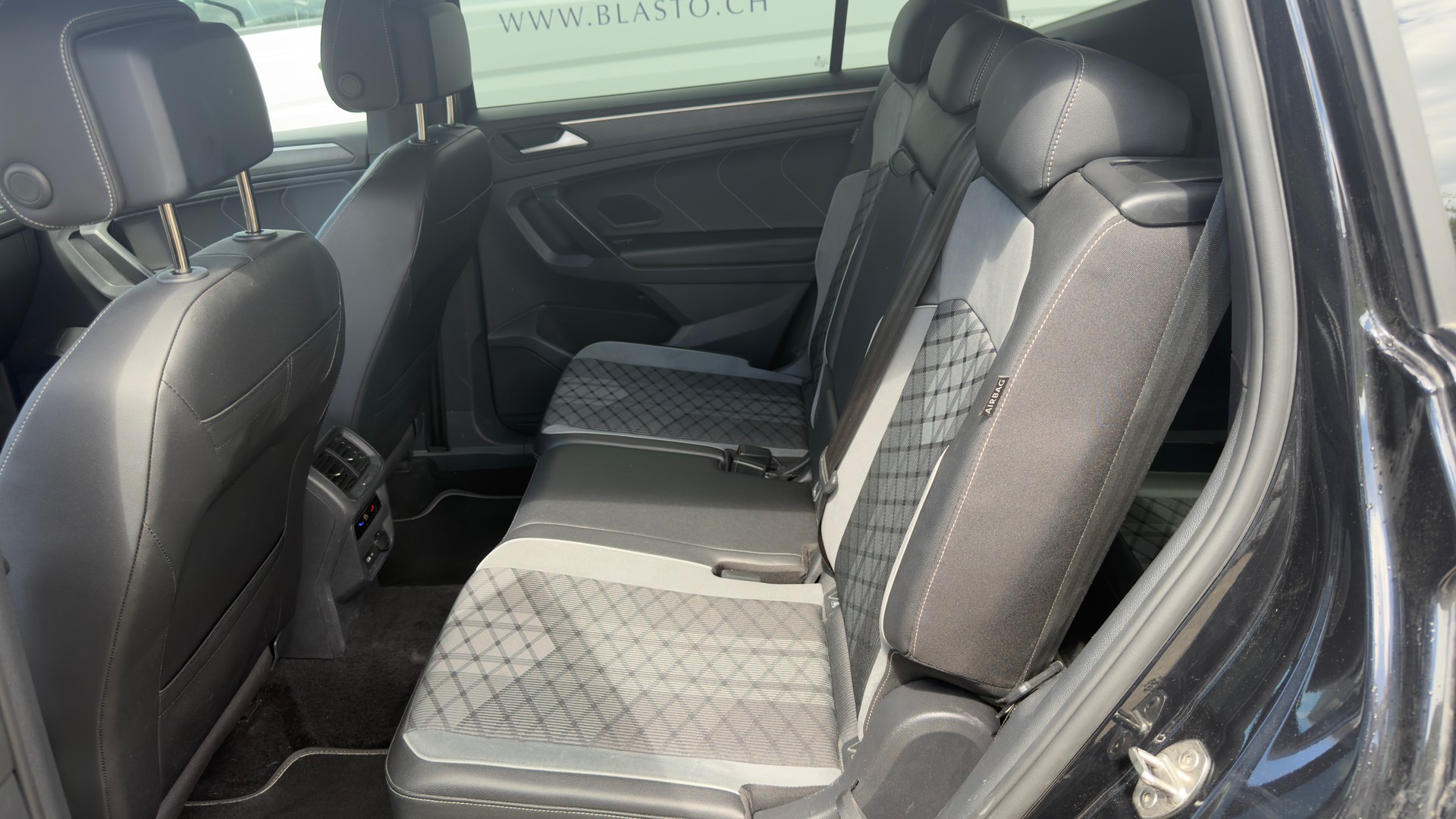 VW Tiguan Allspace 2.0TSI R-Line 4Motion DSG-image-16