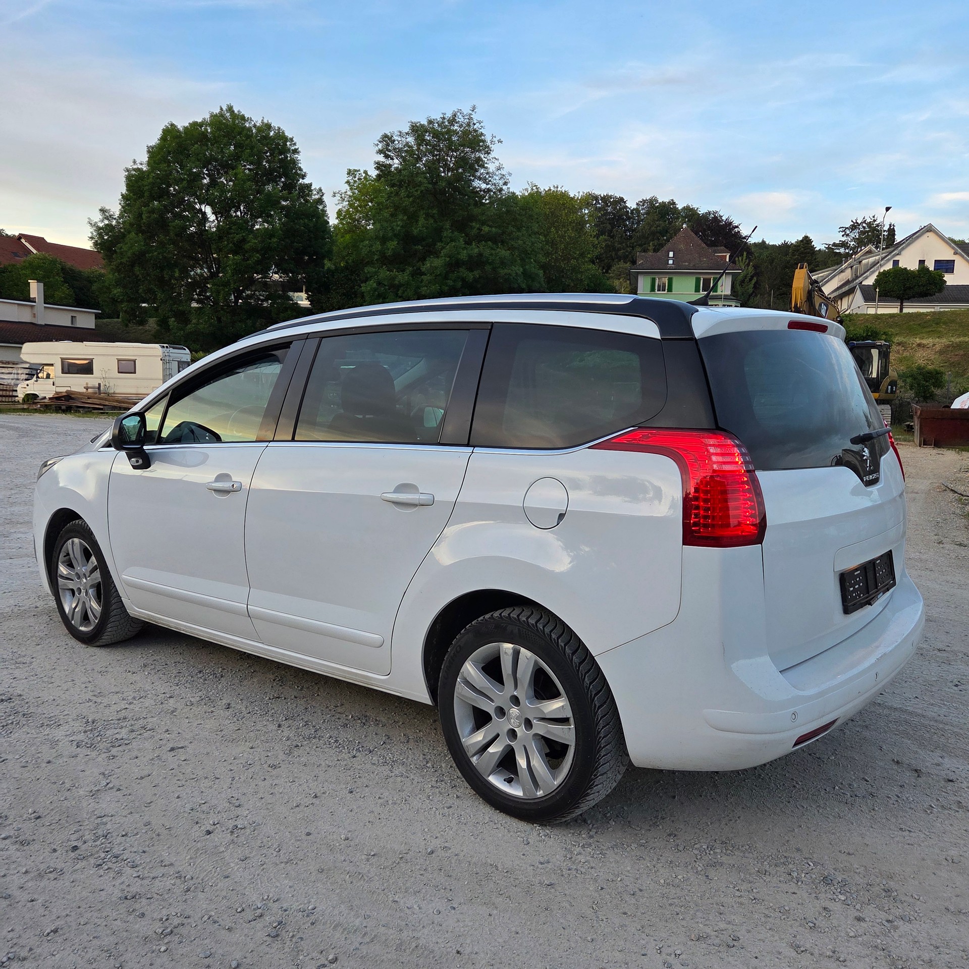 PEUGEOT 5008 1.6 BlueHDi Sensation Tiptronic-image-2