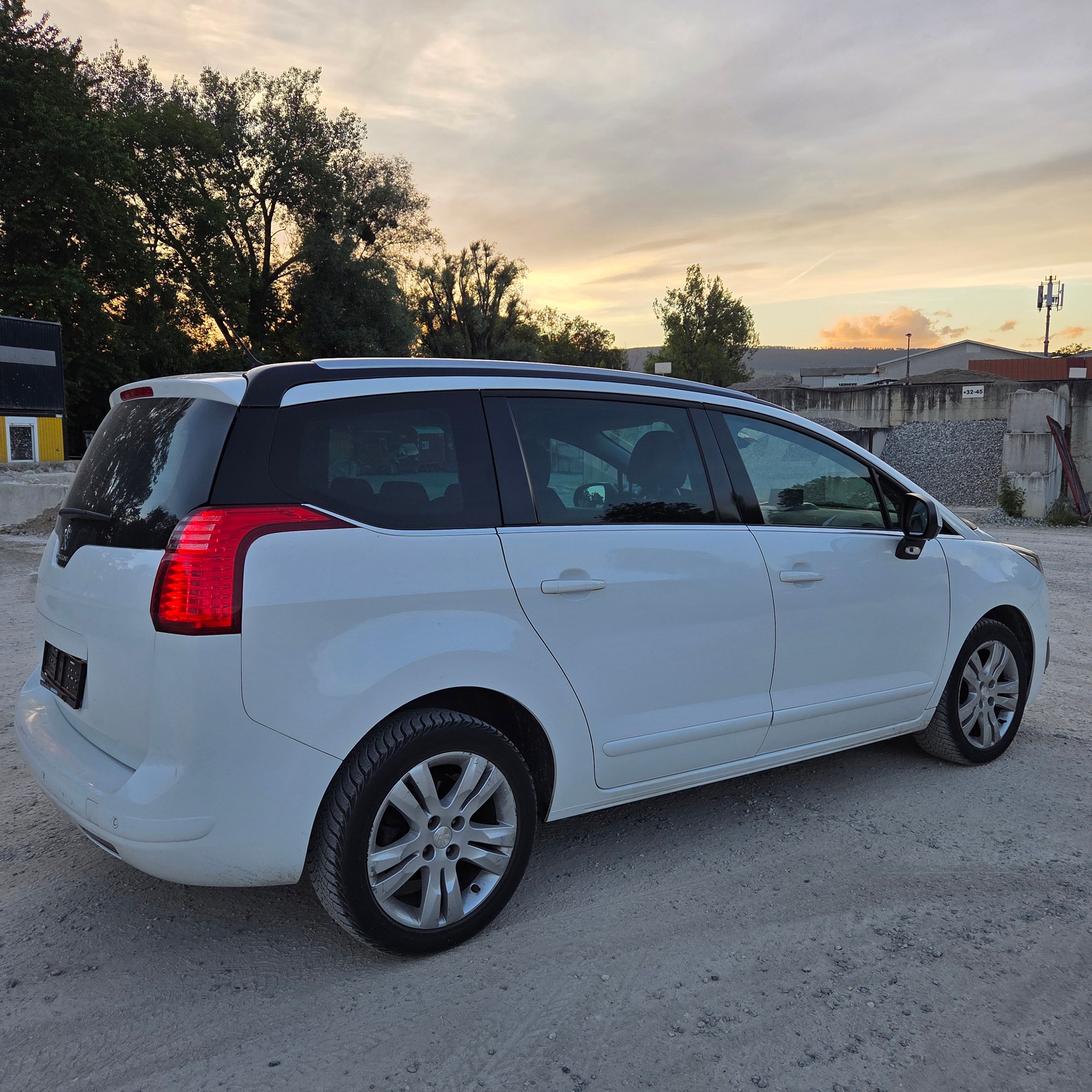PEUGEOT 5008 1.6 BlueHDi Sensation Tiptronic-image-3