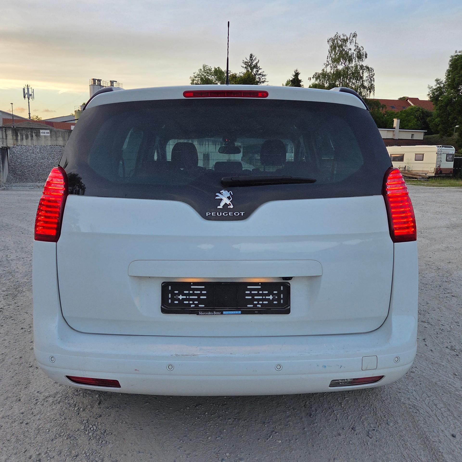 PEUGEOT 5008 1.6 BlueHDi Sensation Tiptronic-image-6