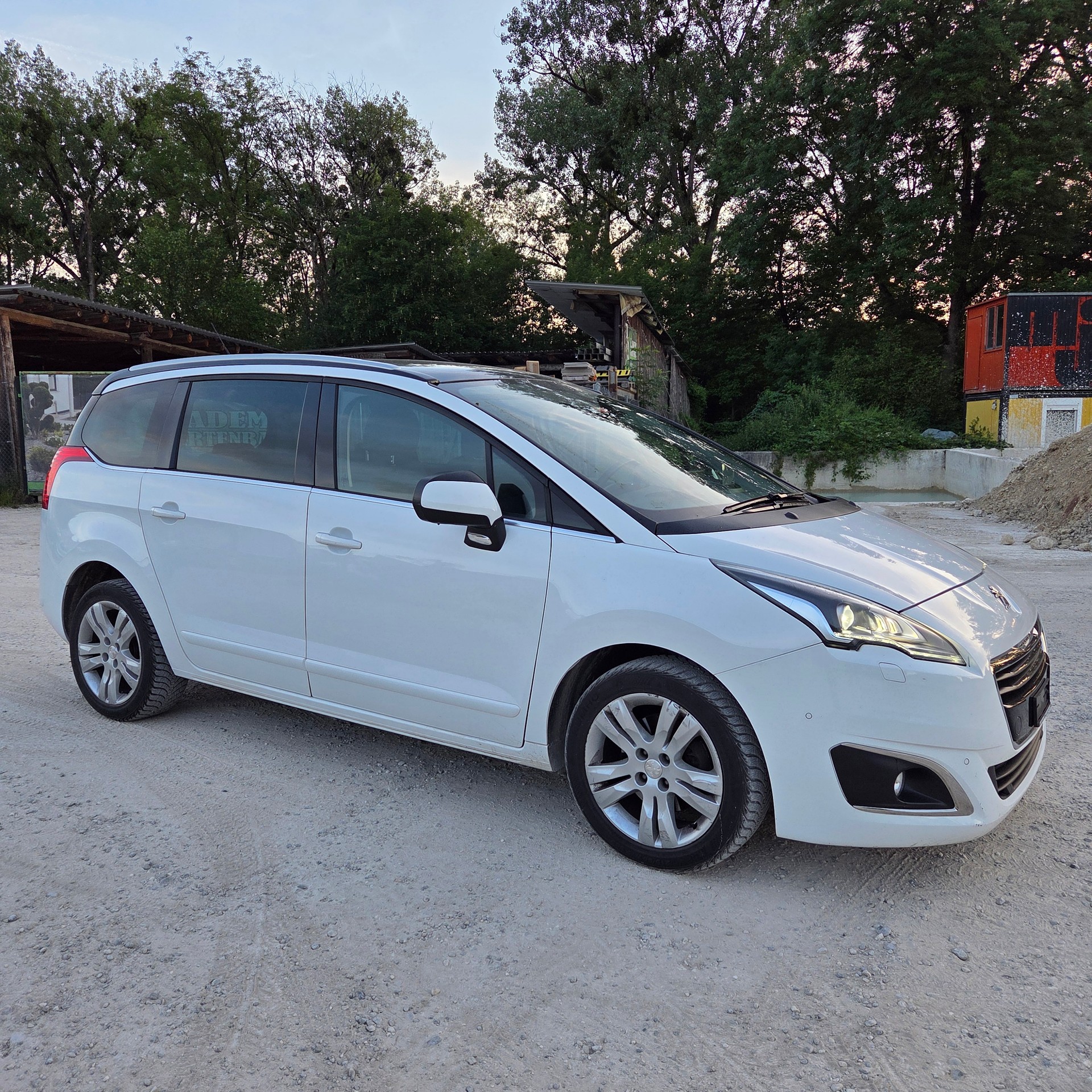 PEUGEOT 5008 1.6 BlueHDi Sensation Tiptronic-image-0