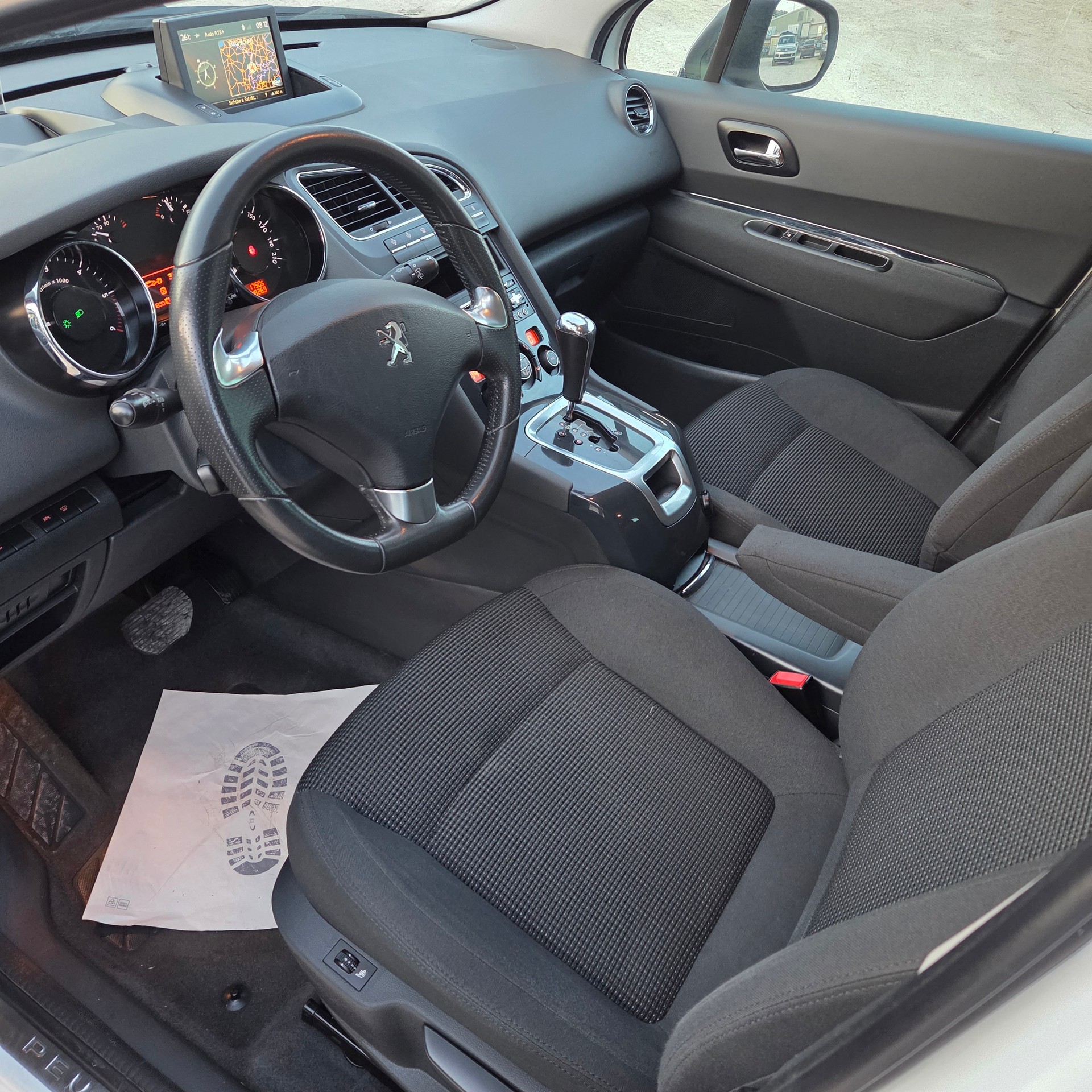 PEUGEOT 5008 1.6 BlueHDi Sensation Tiptronic-image-9
