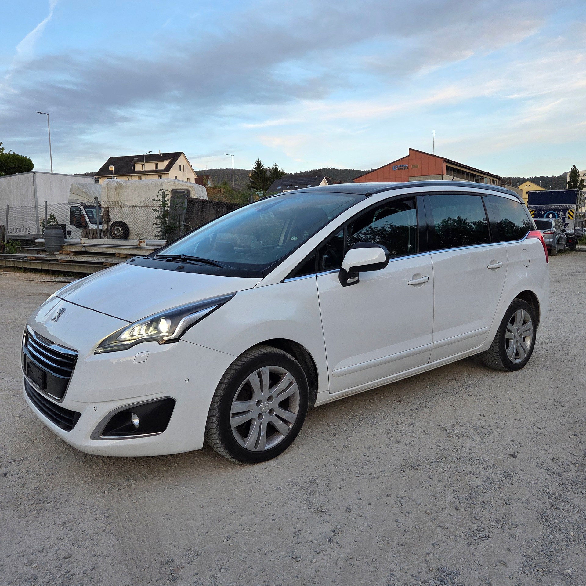 PEUGEOT 5008 1.6 BlueHDi Sensation Tiptronic-image-1