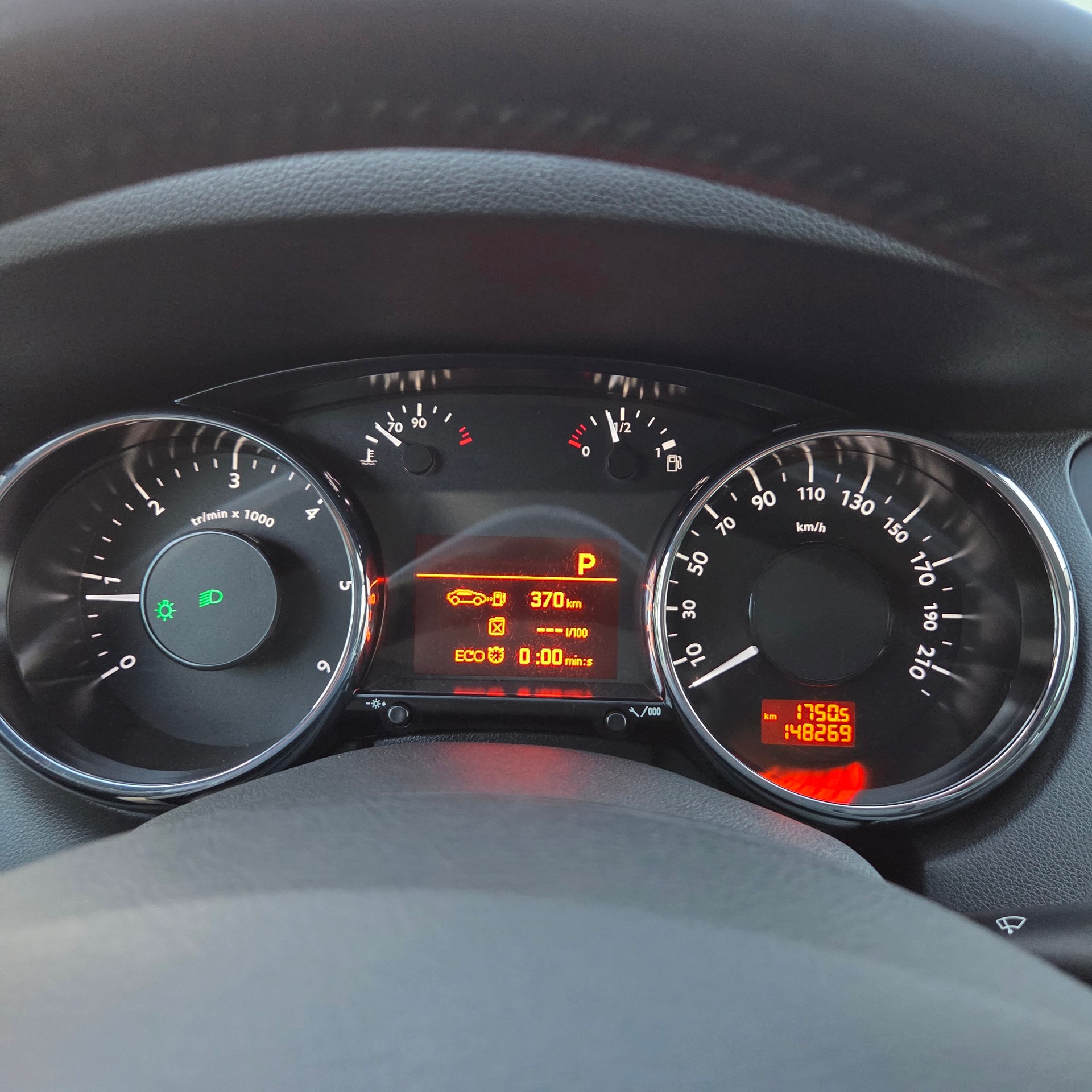 PEUGEOT 5008 1.6 BlueHDi Sensation Tiptronic-image-13