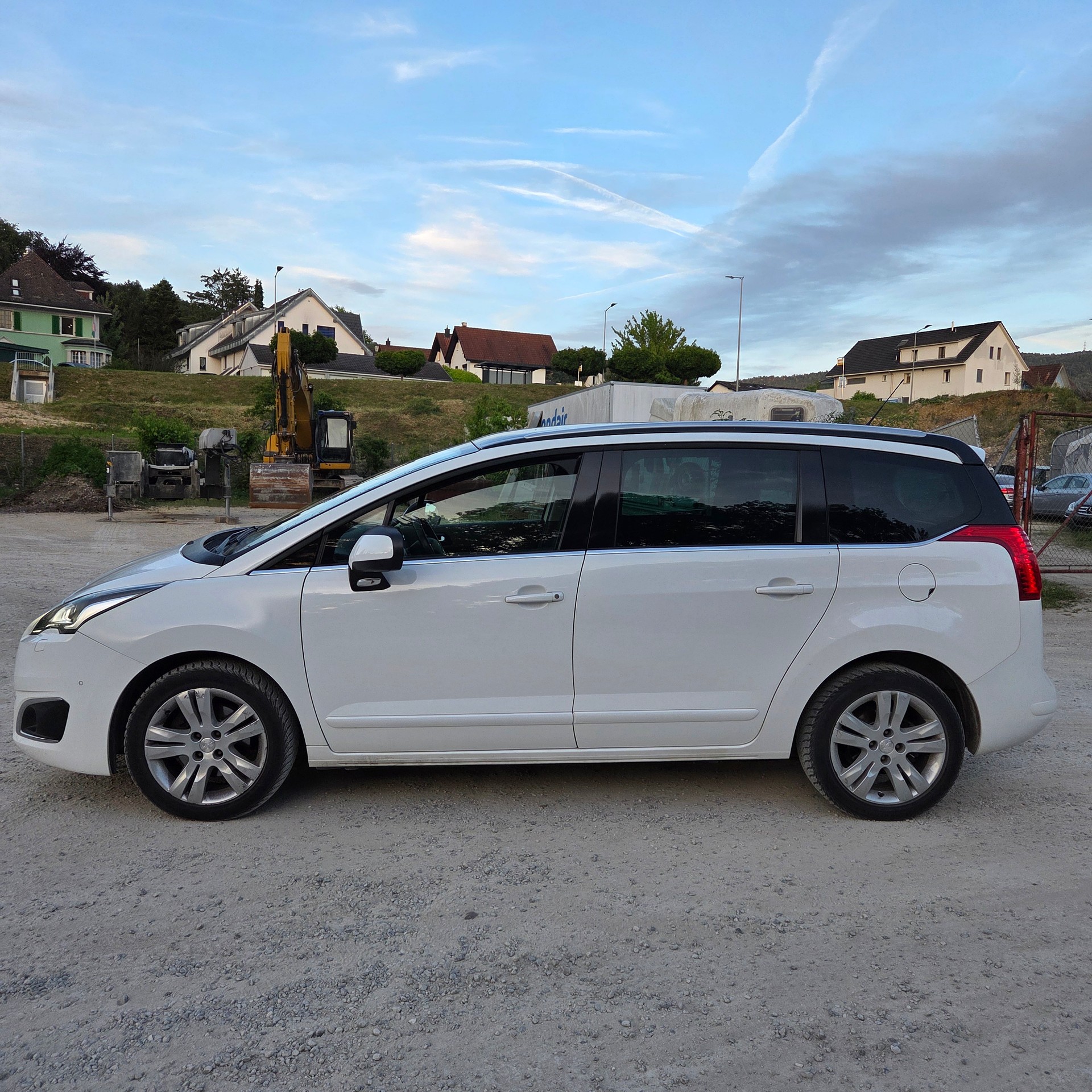 PEUGEOT 5008 1.6 BlueHDi Sensation Tiptronic-image-4