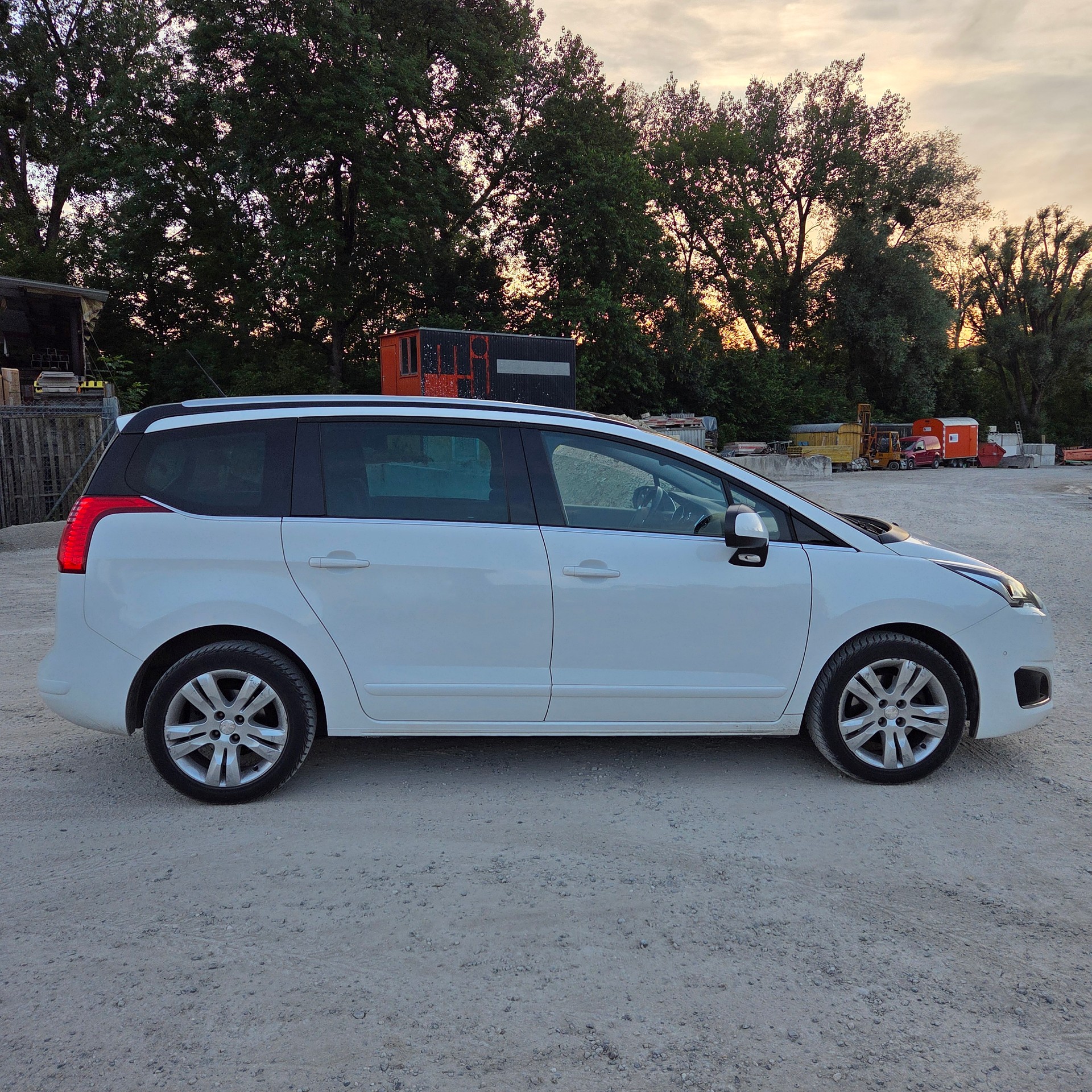 PEUGEOT 5008 1.6 BlueHDi Sensation Tiptronic-image-5