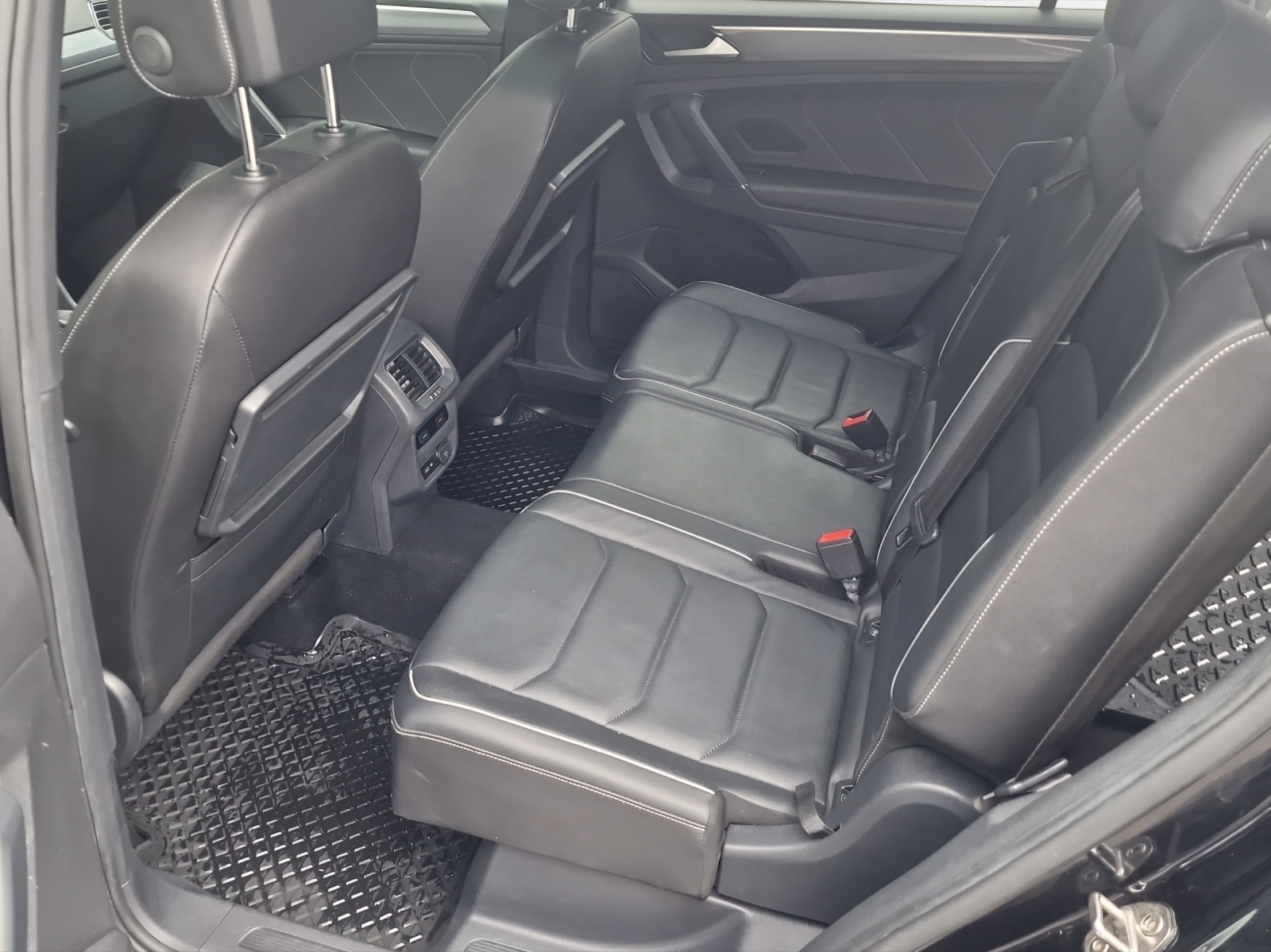 VW Tiguan Allspace 2.0TSI R-Line Highline 4Motion DSG-image-12