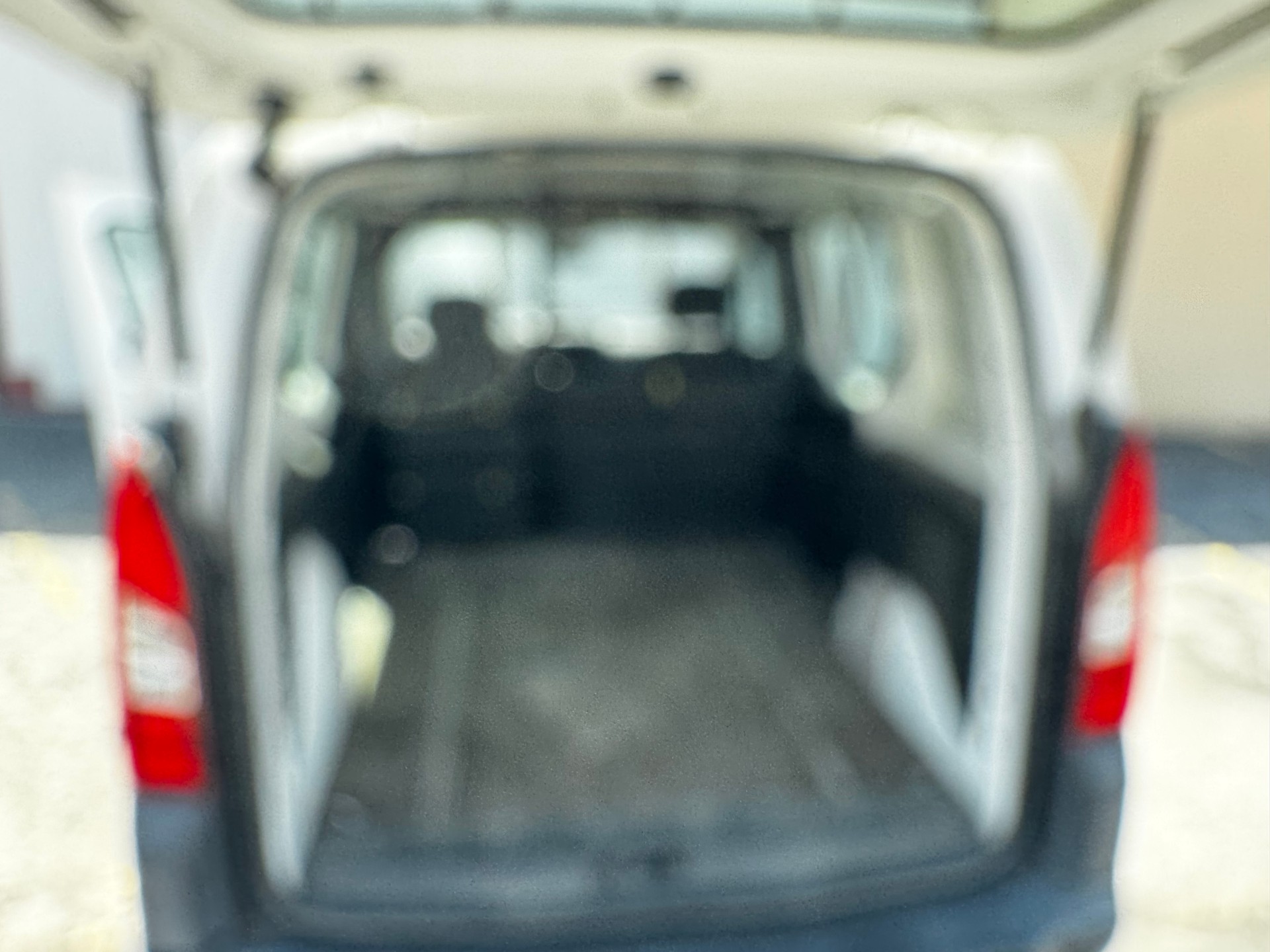 PEUGEOT Partner 1.6 e-HDI Urban Pack-image-9