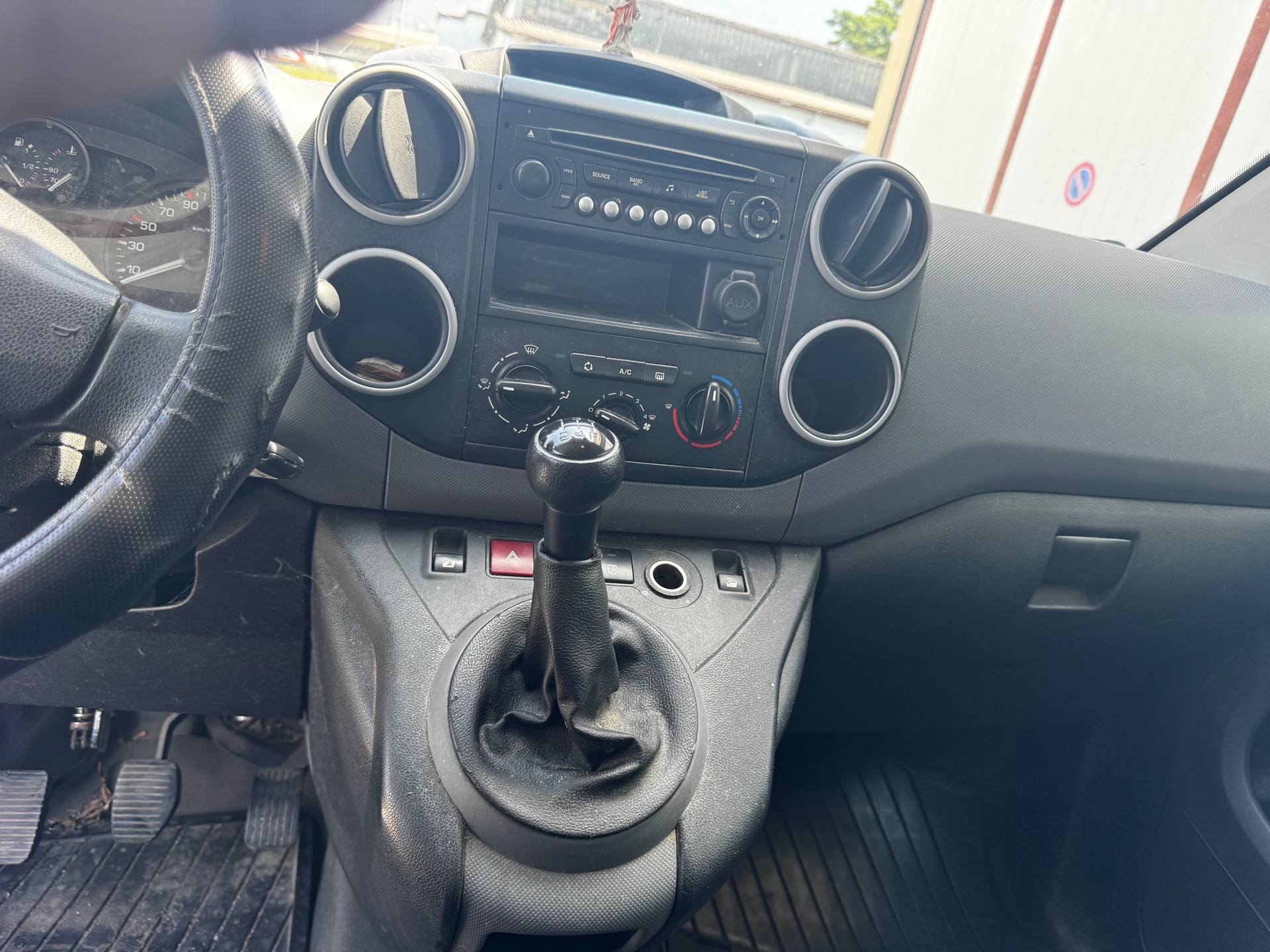 PEUGEOT Partner 1.6 e-HDI Urban Pack-image-11