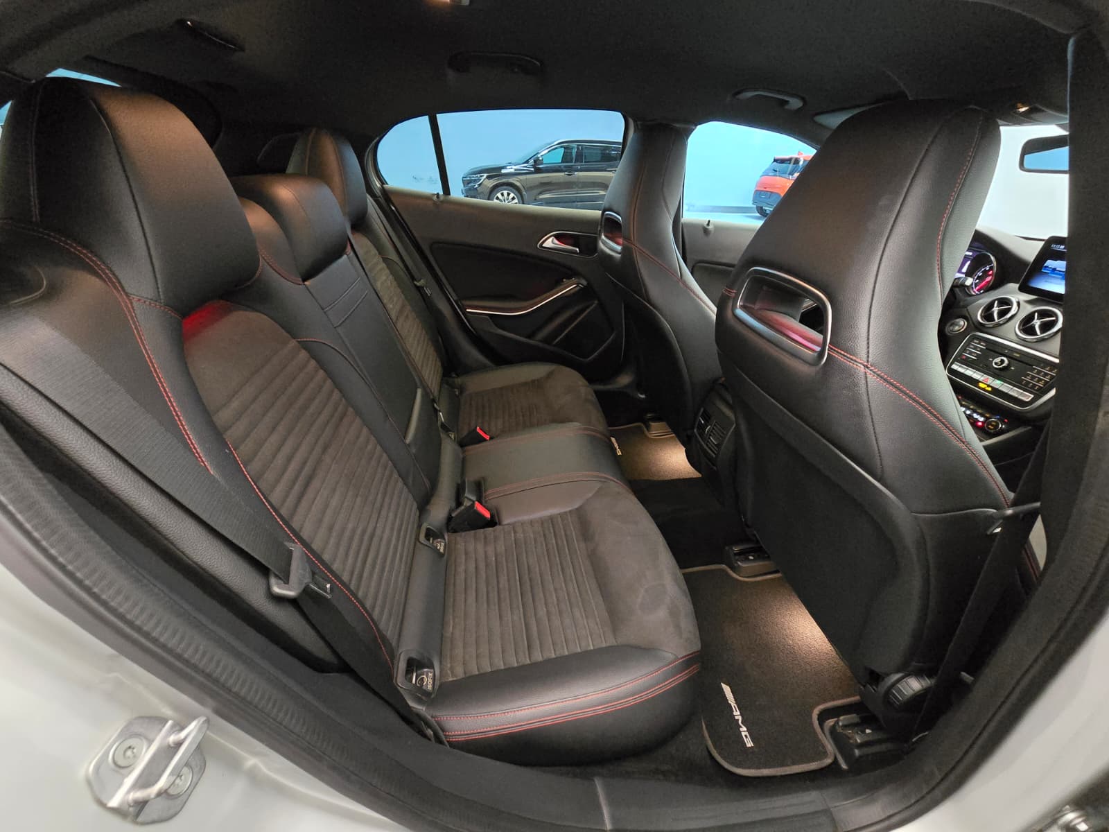 MERCEDES-BENZ GLA 250 AMG Line 4Matic 7G-DCT-image-14