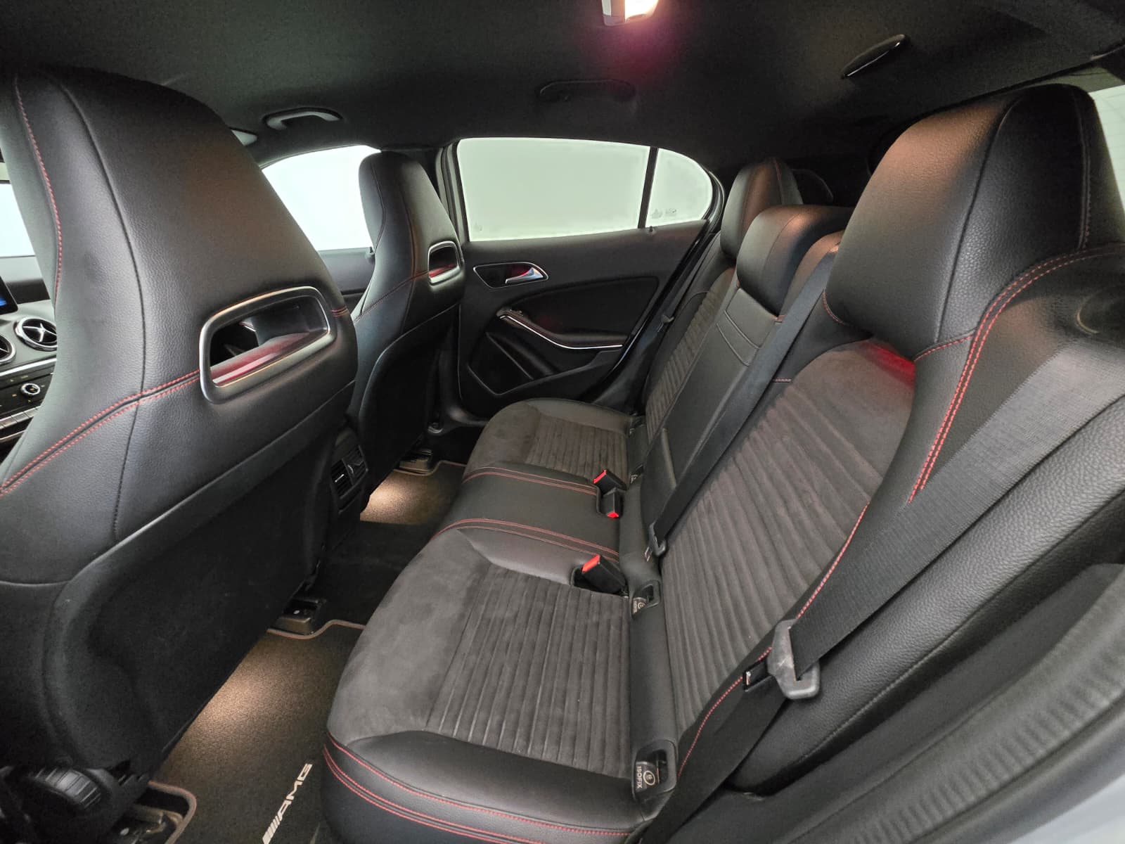 MERCEDES-BENZ GLA 250 AMG Line 4Matic 7G-DCT-image-13