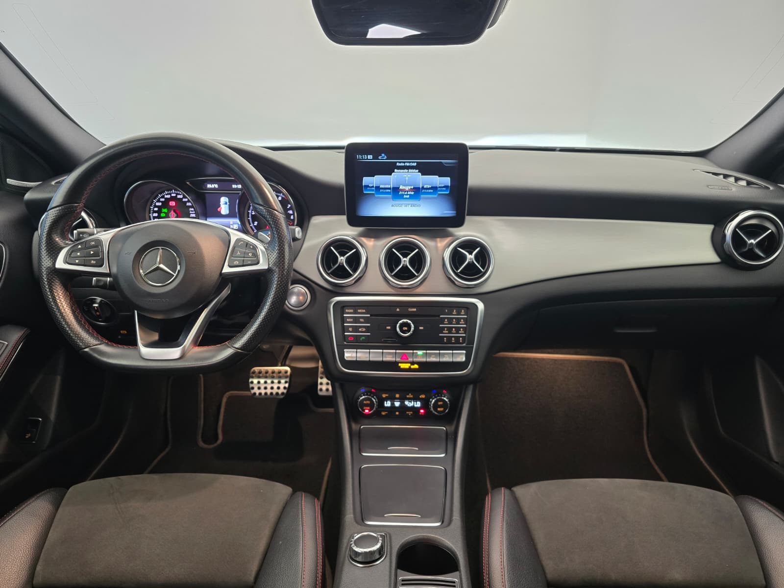 MERCEDES-BENZ GLA 250 AMG Line 4Matic 7G-DCT-image-9