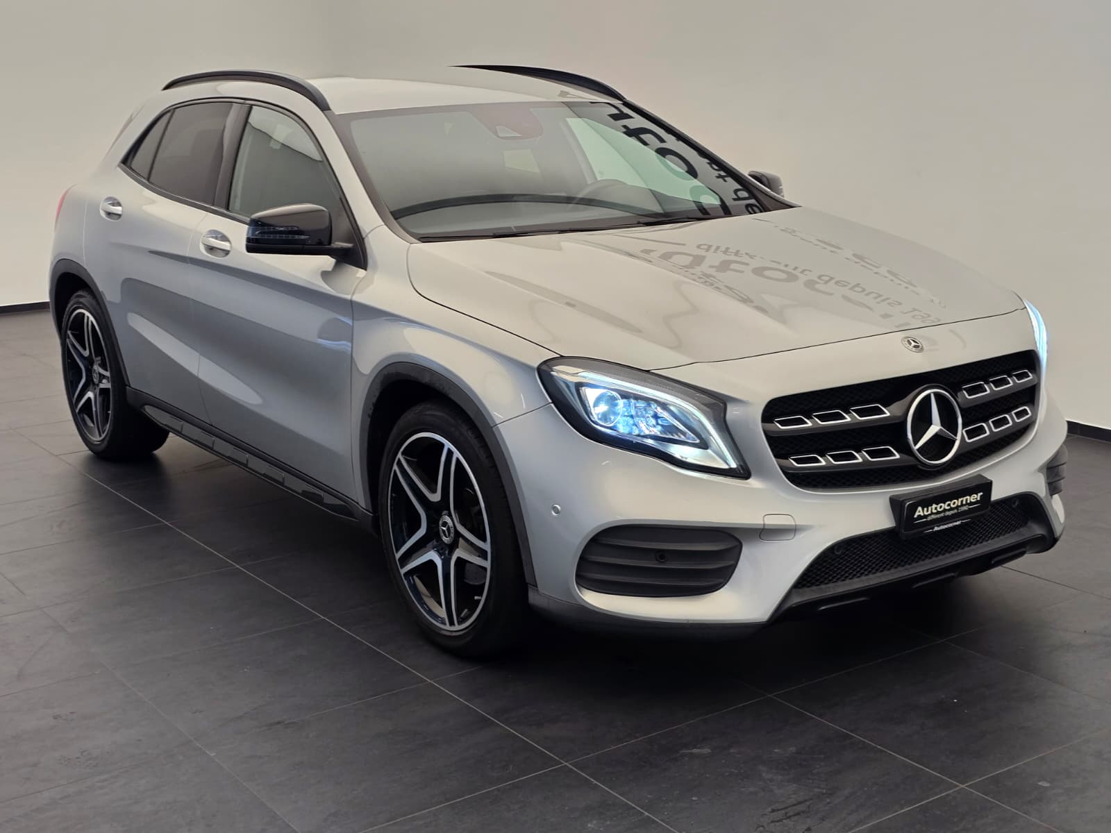 MERCEDES-BENZ GLA 250 AMG Line 4Matic 7G-DCT-image-4
