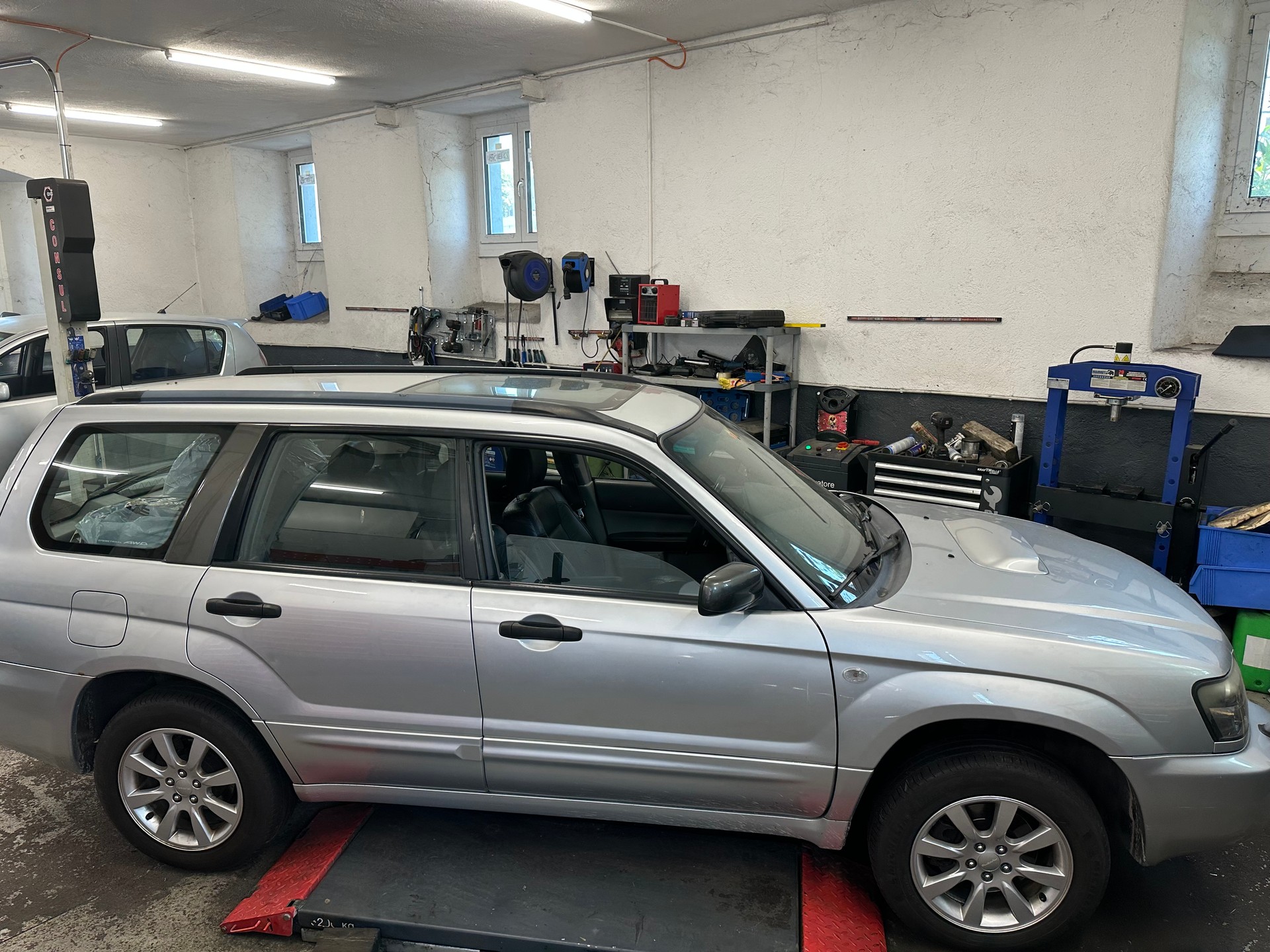 SUBARU Forester 2.0XT Club Automatic-image-2