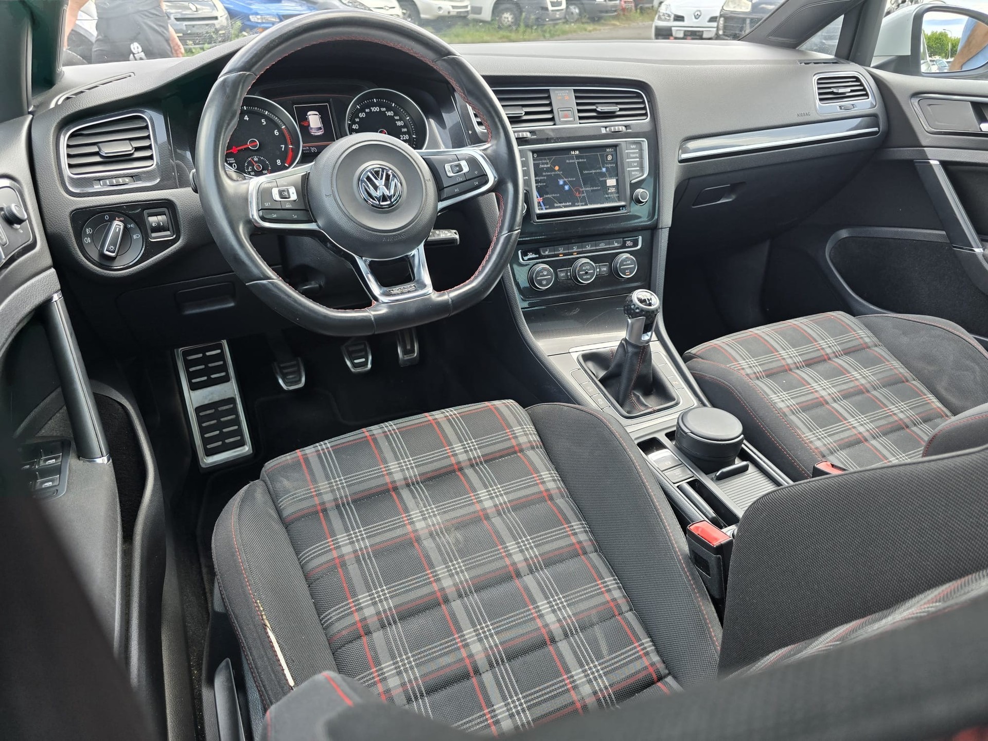 VW Golf 2.0 TSI GTI-image-8