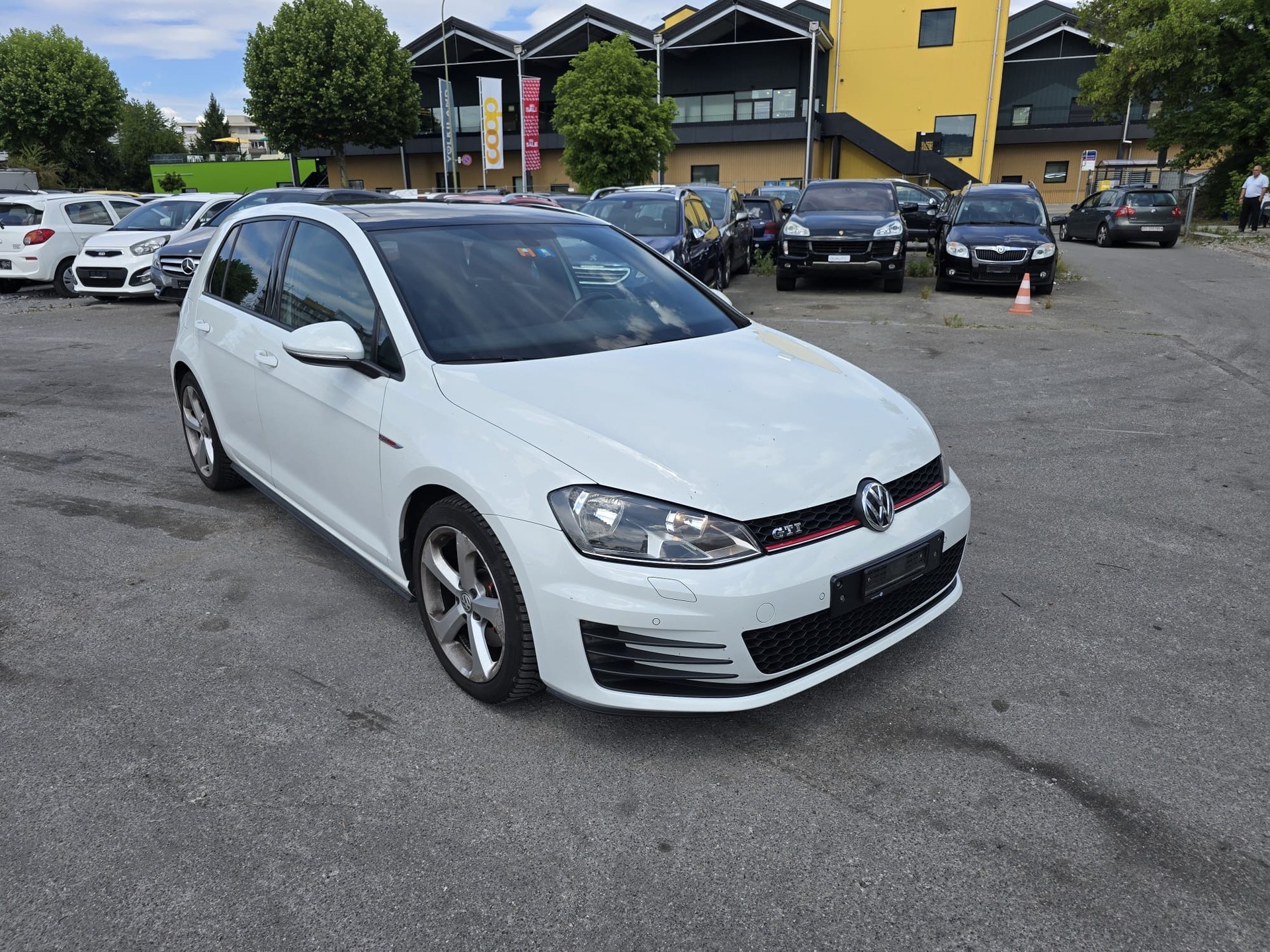 VW Golf 2.0 TSI GTI-image-1