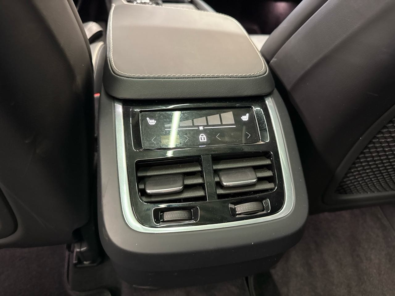VOLVO XC90 B5 Diesel Mild Hybrid AWD Ultimate Bright Geartronic-image-11