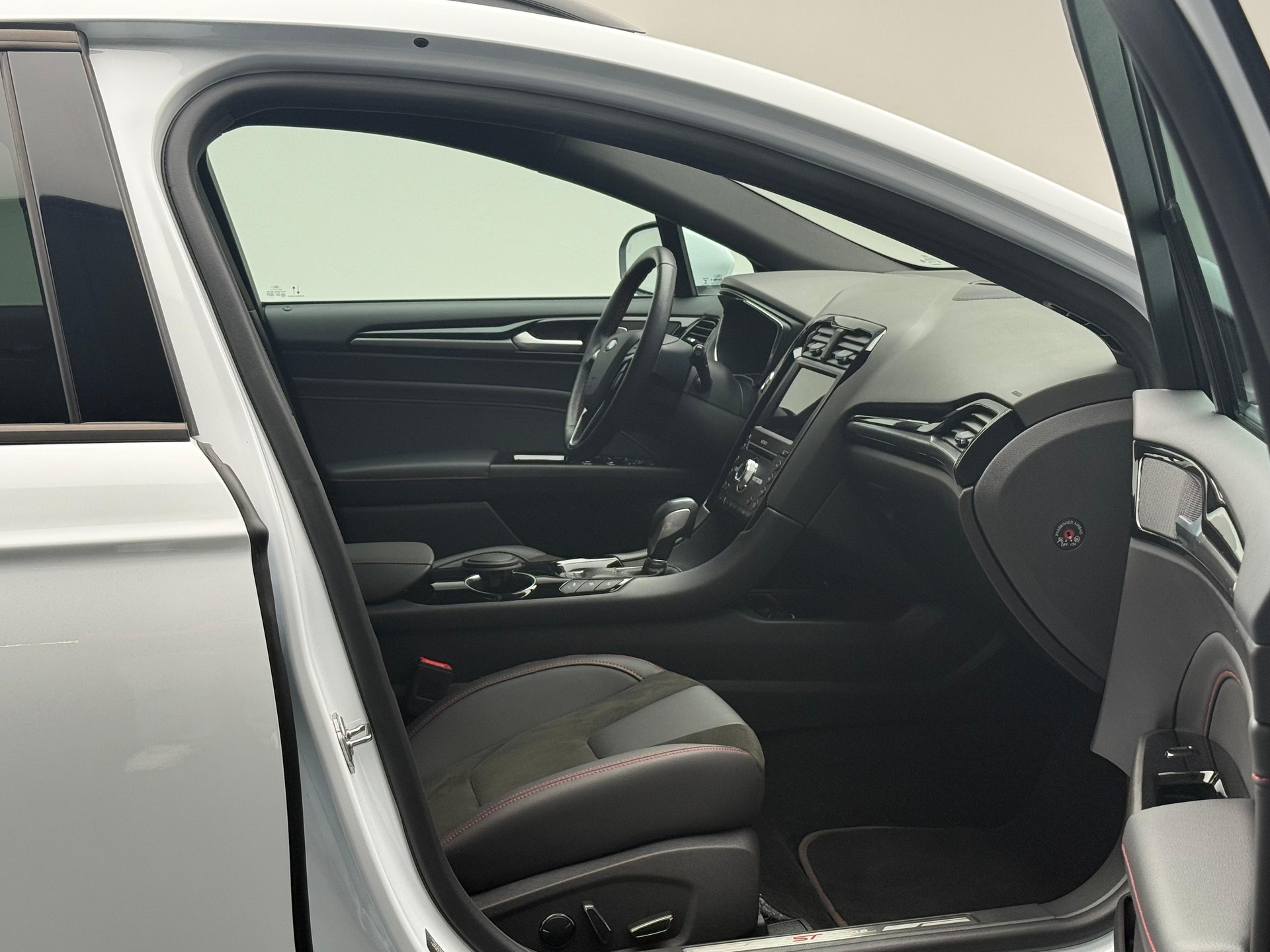 FORD Mondeo Station Wagon 2.0 HEV 187 ST-Line-image-9