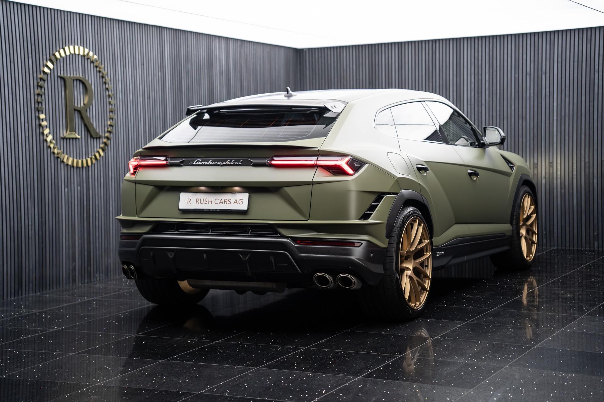 LAMBORGHINI Urus Performante-showroom-element-3