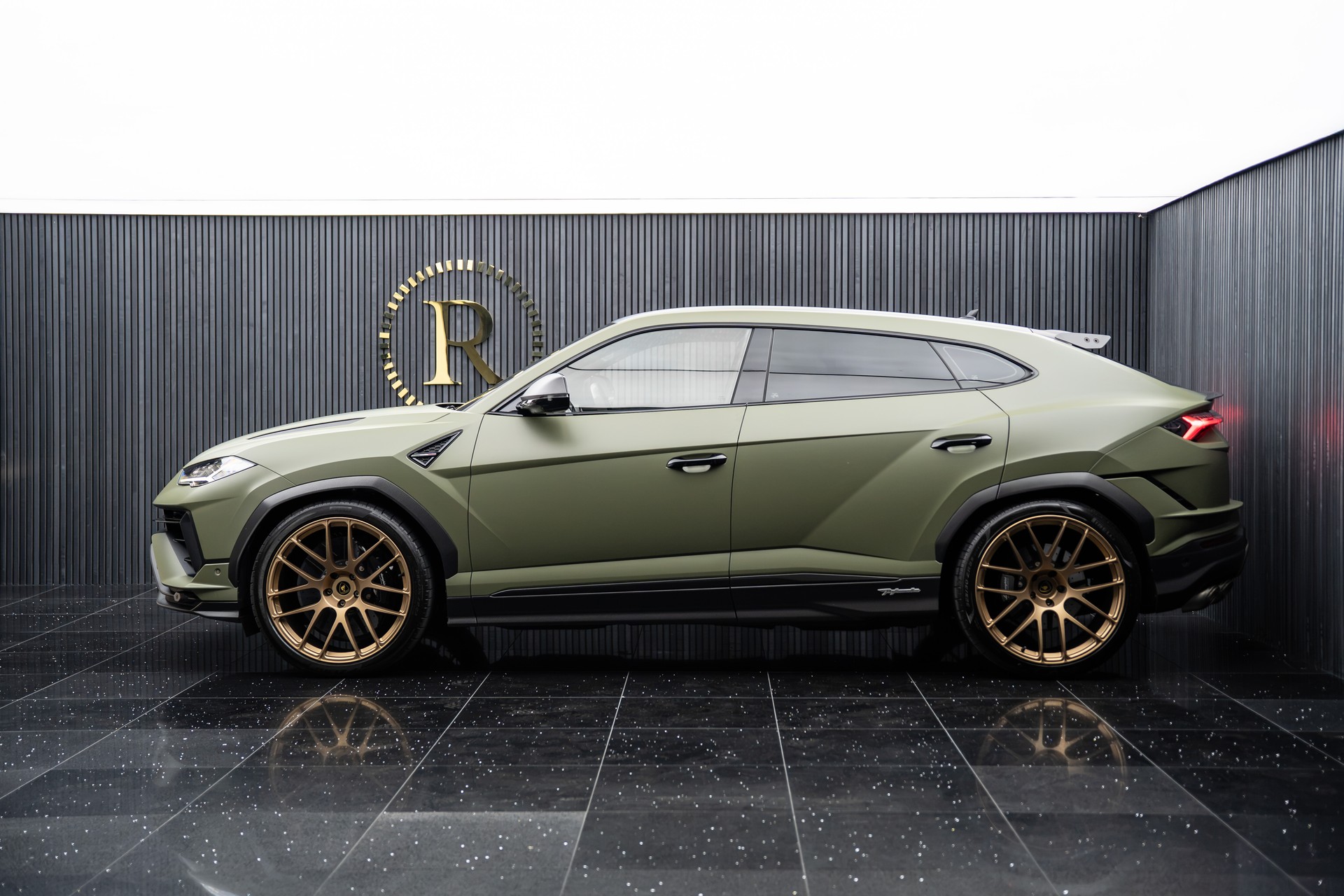 LAMBORGHINI Urus Performante-showroom-element-2