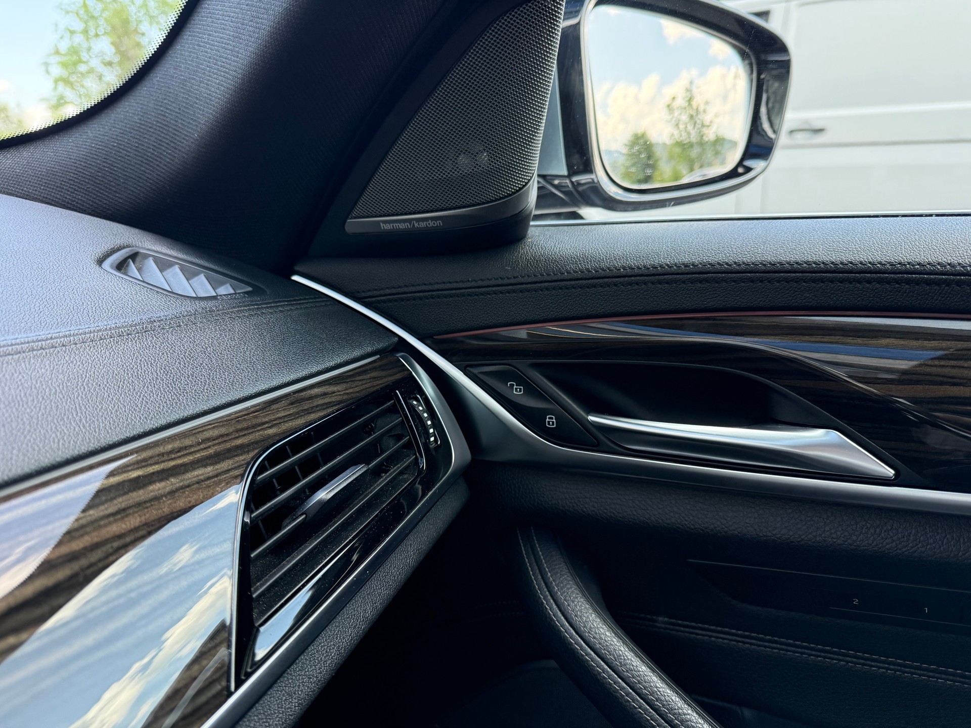 BMW 530i xDrive Touring Luxury Line Steptronic-image-15