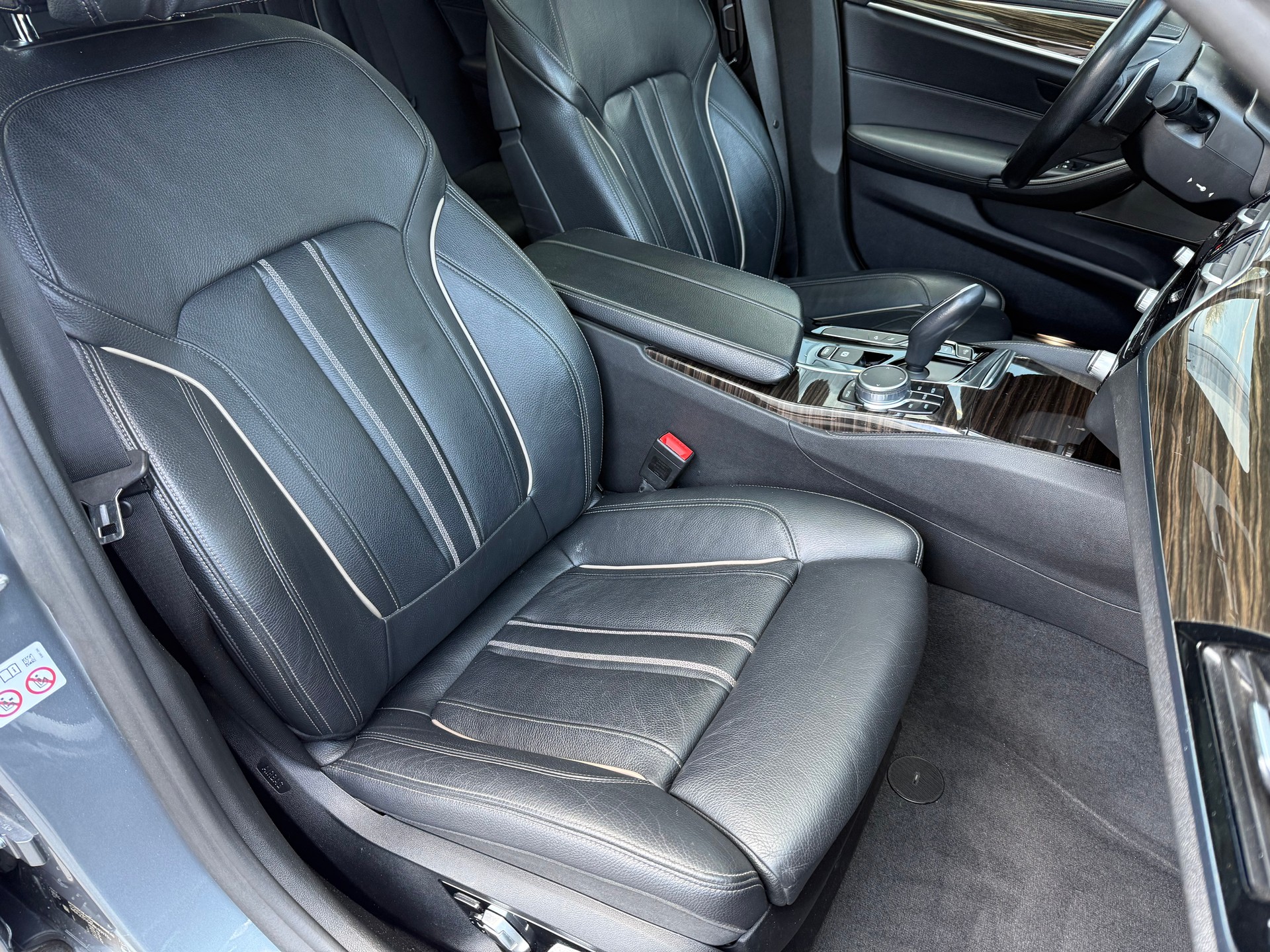 BMW 530i xDrive Touring Luxury Line Steptronic-image-10