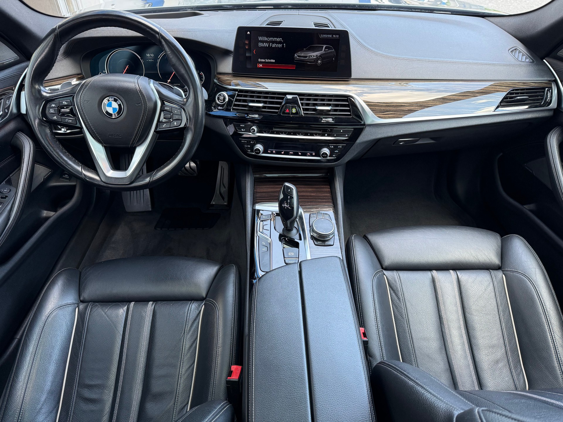 BMW 530i xDrive Touring Luxury Line Steptronic-image-12