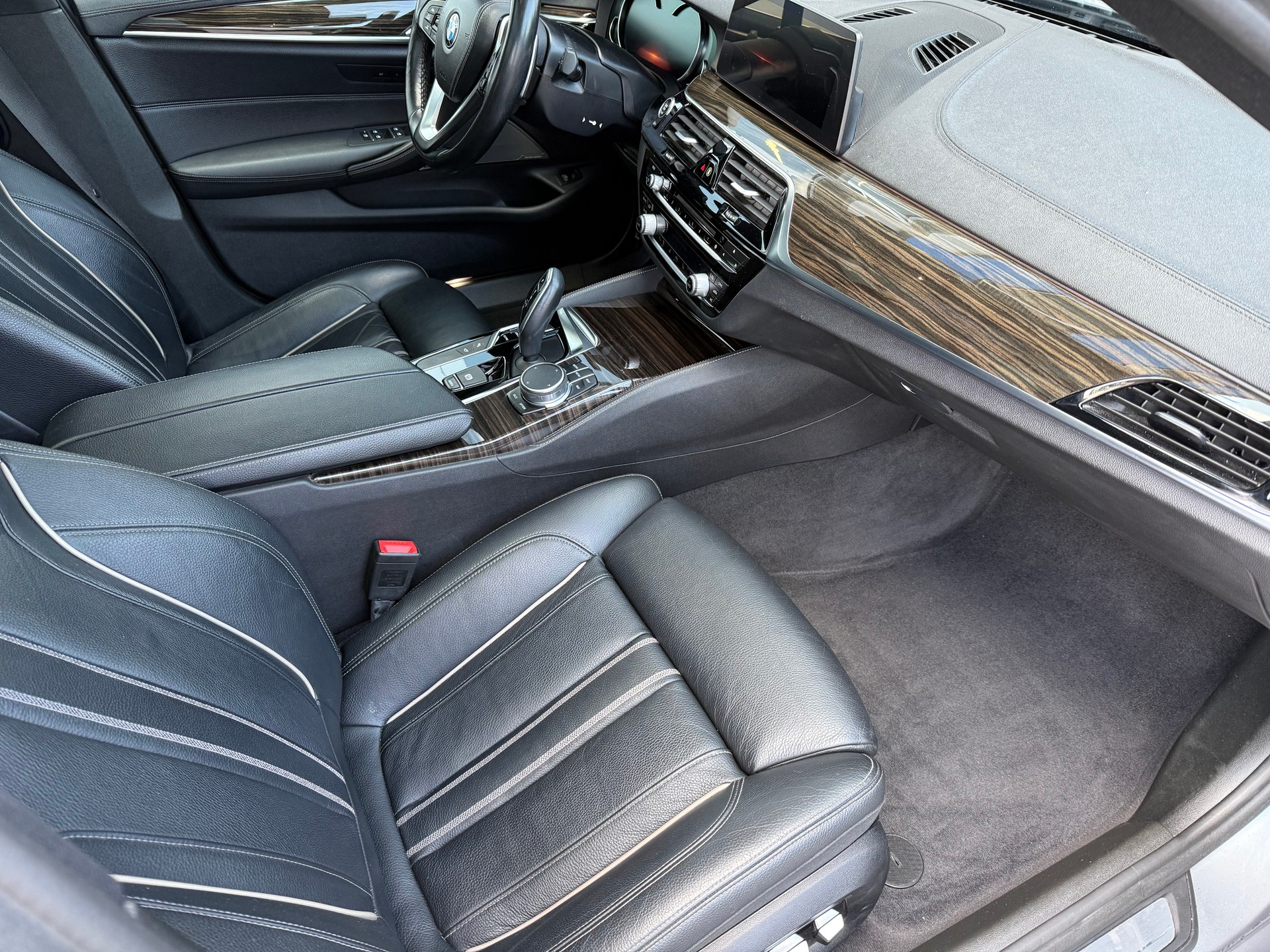 BMW 530i xDrive Touring Luxury Line Steptronic-image-11
