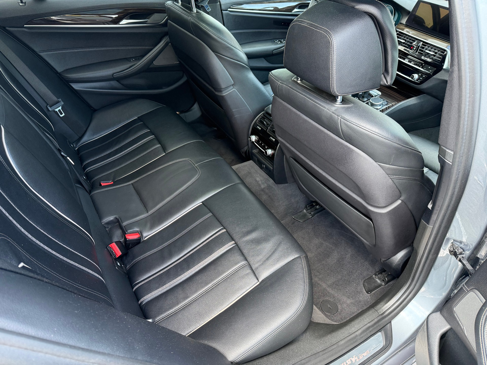 BMW 530i xDrive Touring Luxury Line Steptronic-image-14