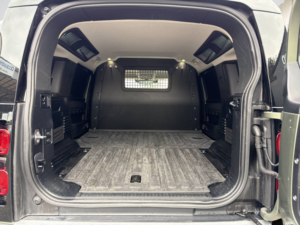 LAND ROVER Defender 110 3.0 D I6 250 Hardtop SE-image-14