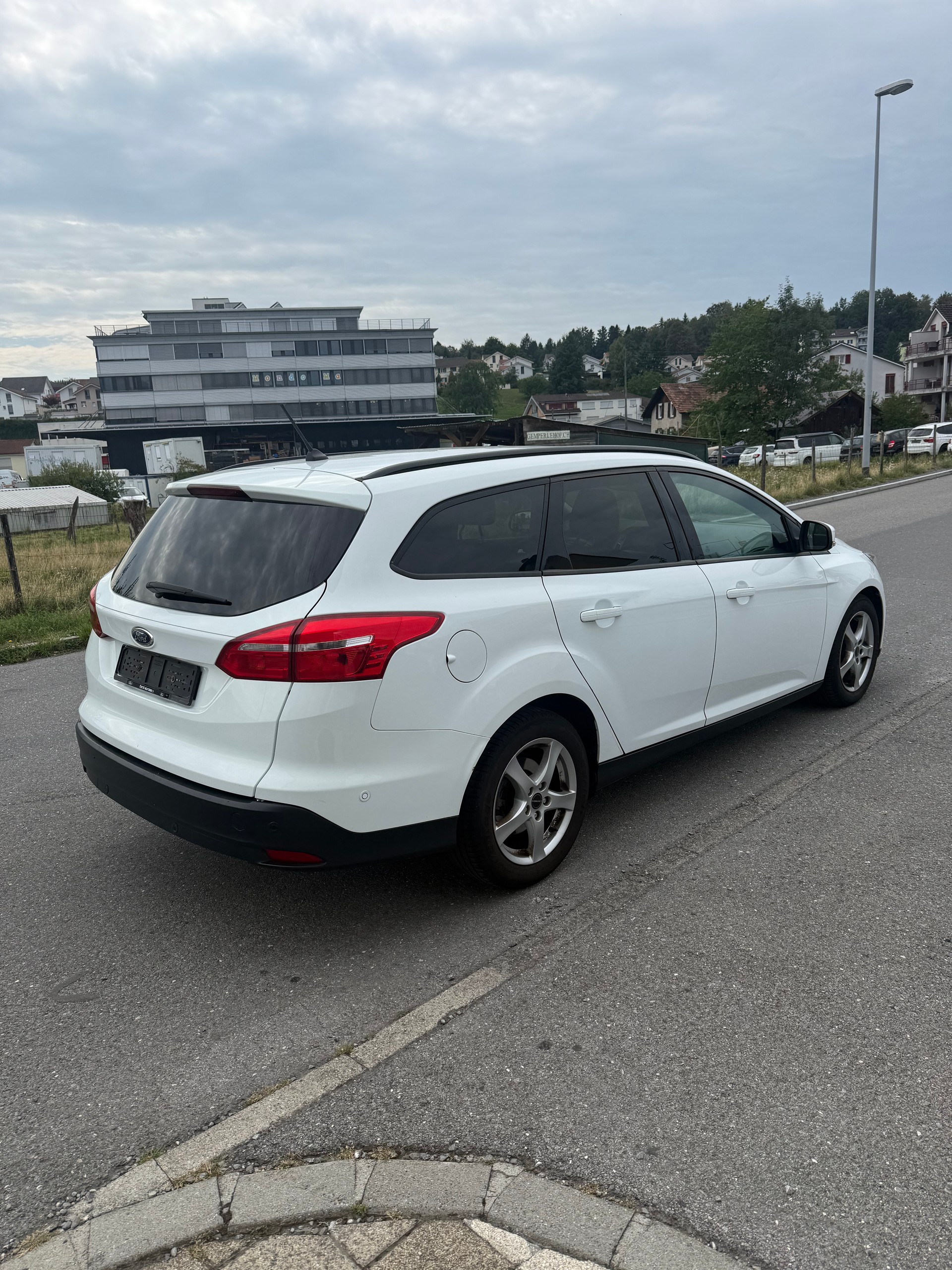 FORD Focus 1.5 TDCi Red Edition-image-5
