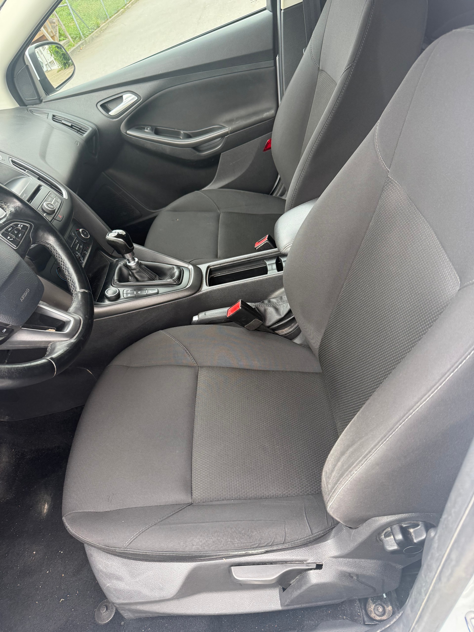 FORD Focus 1.5 TDCi Red Edition-image-9