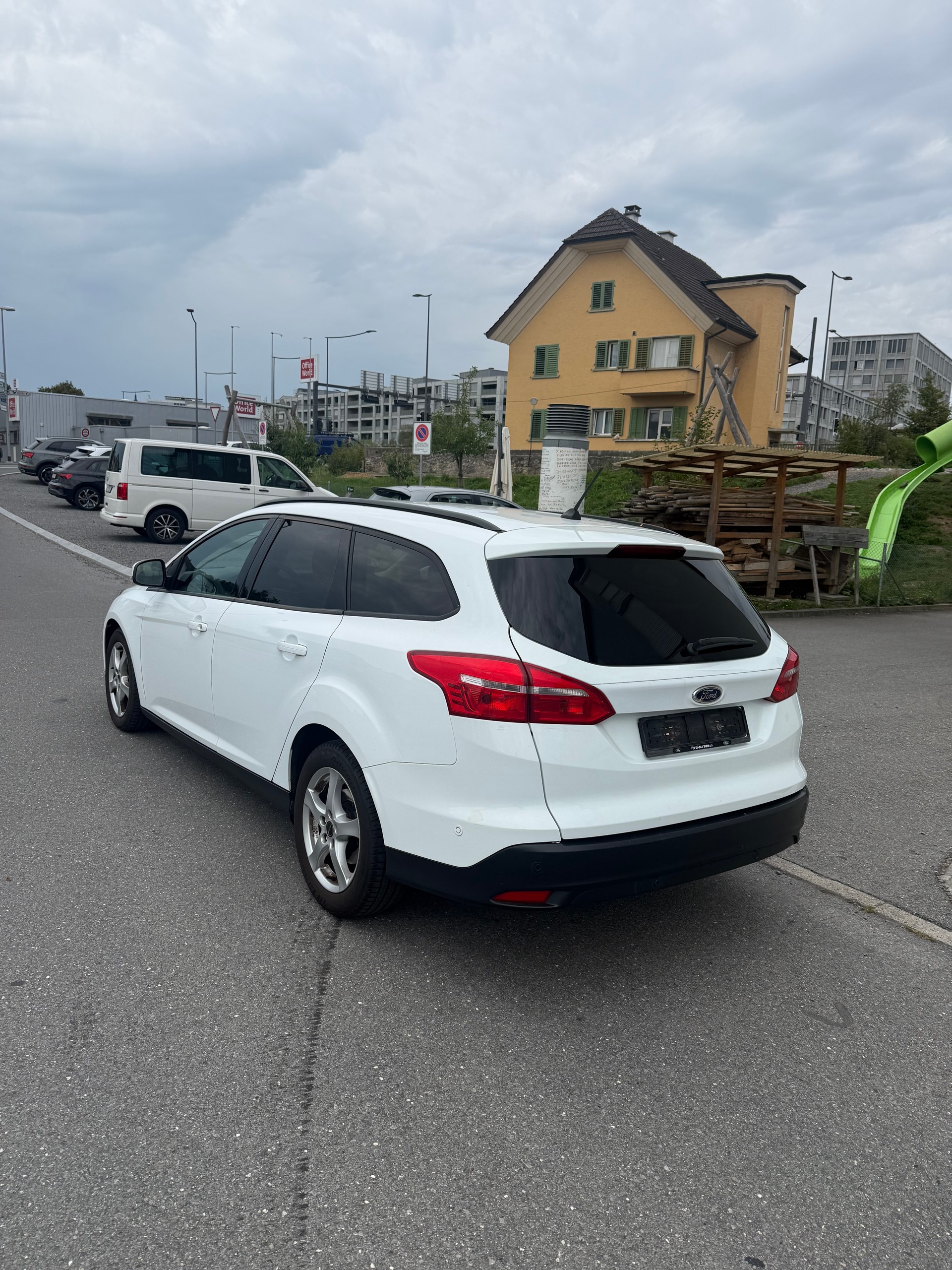 FORD Focus 1.5 TDCi Red Edition-image-3