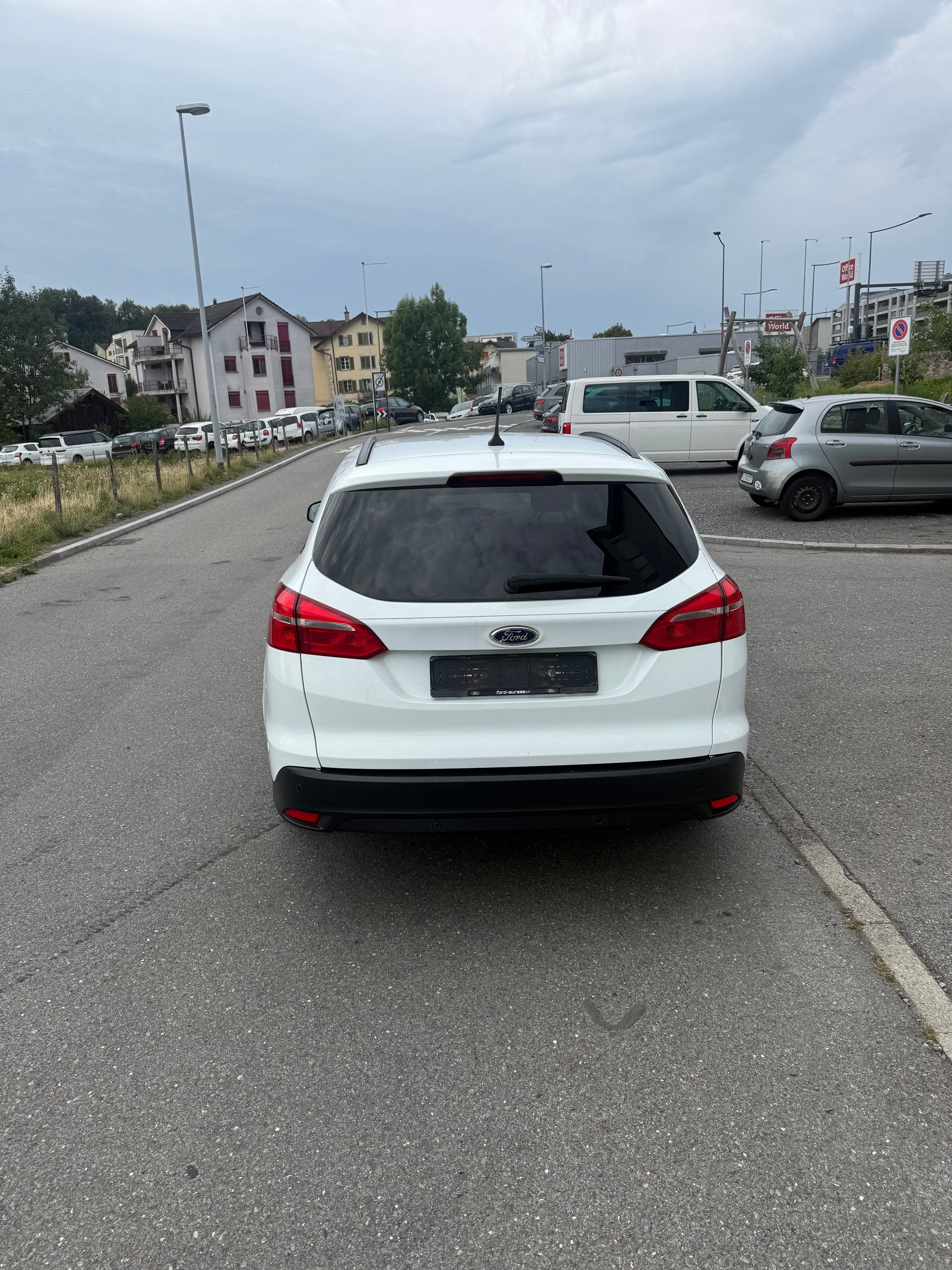 FORD Focus 1.5 TDCi Red Edition-image-4