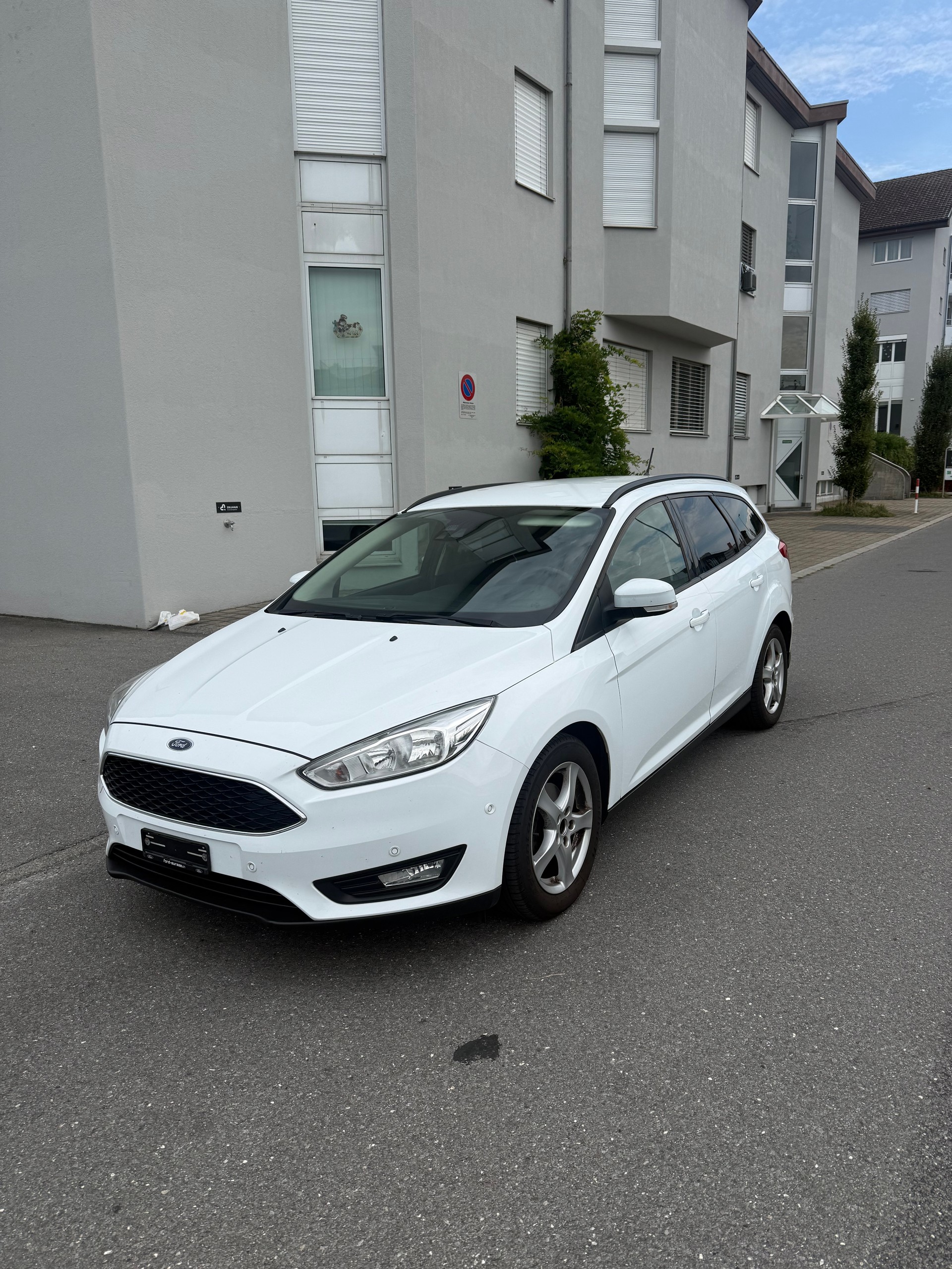 FORD Focus 1.5 TDCi Red Edition-image-2