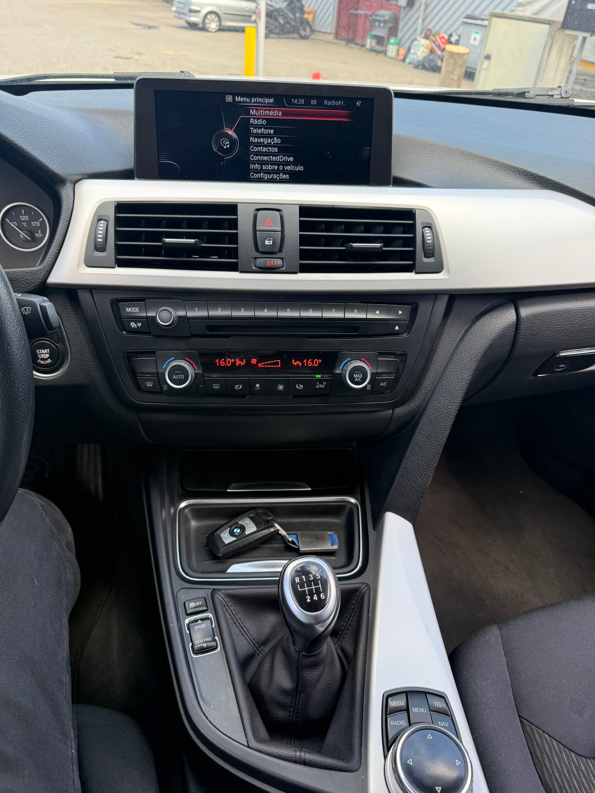BMW 320i xDrive Touring-image-9