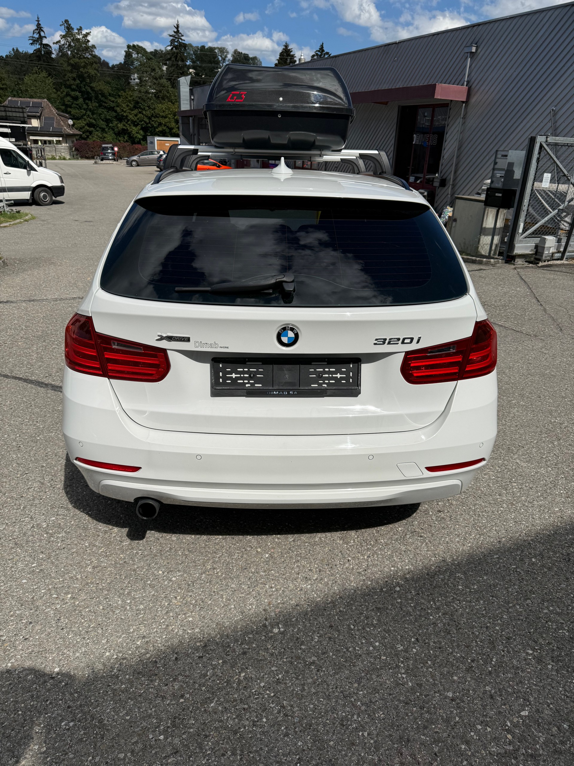 BMW 320i xDrive Touring-image-4