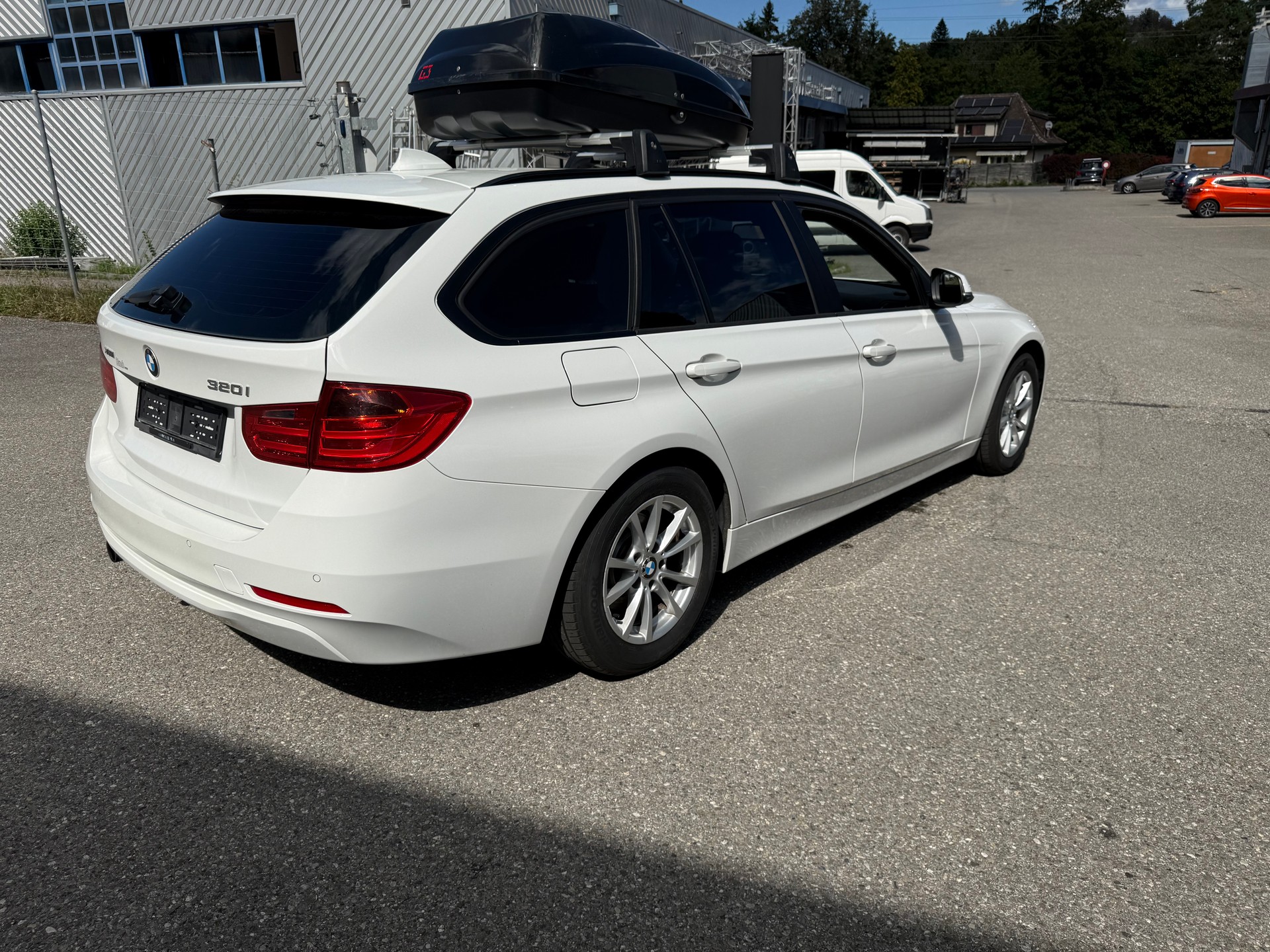 BMW 320i xDrive Touring-image-3