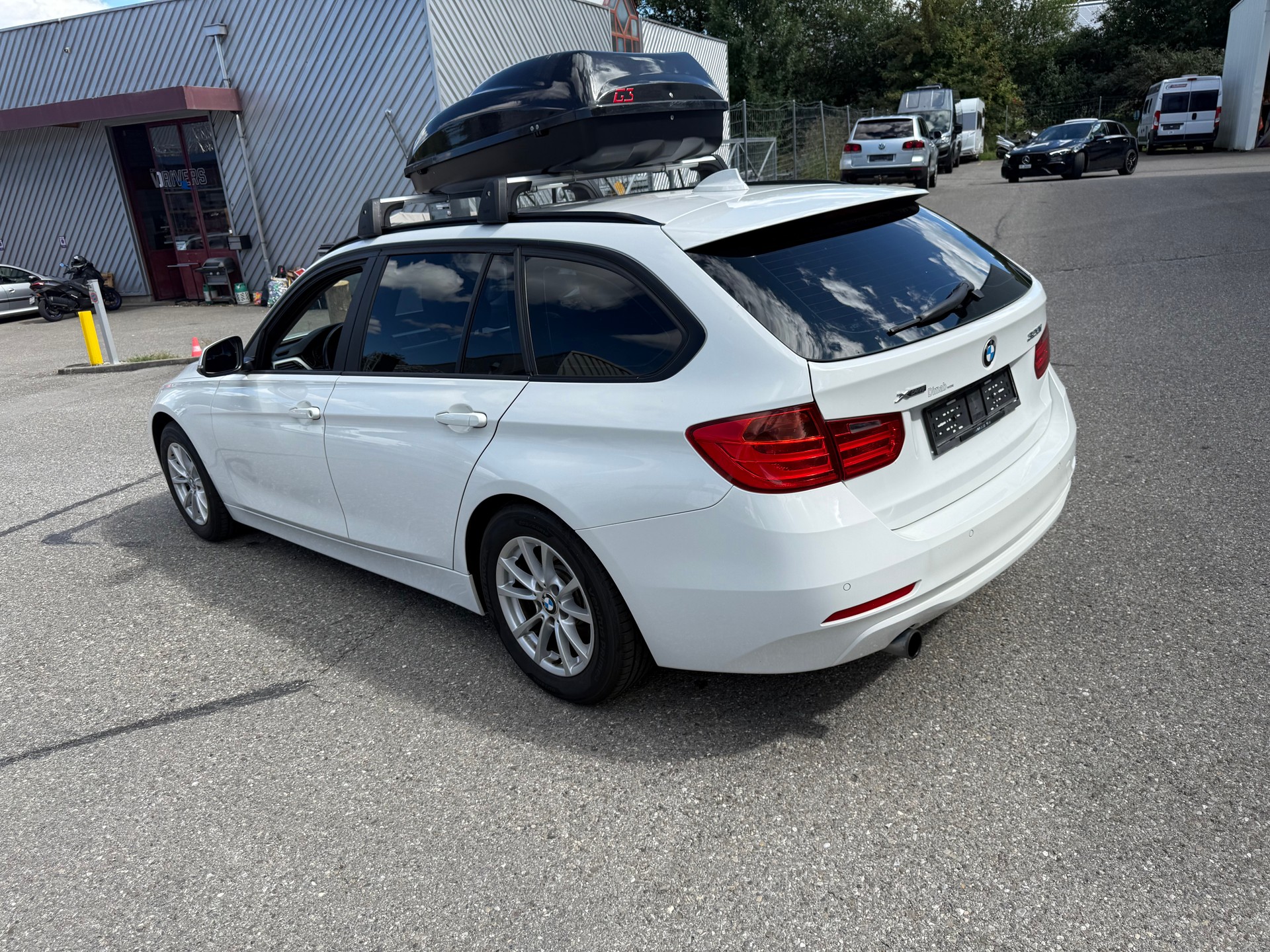 BMW 320i xDrive Touring-image-5
