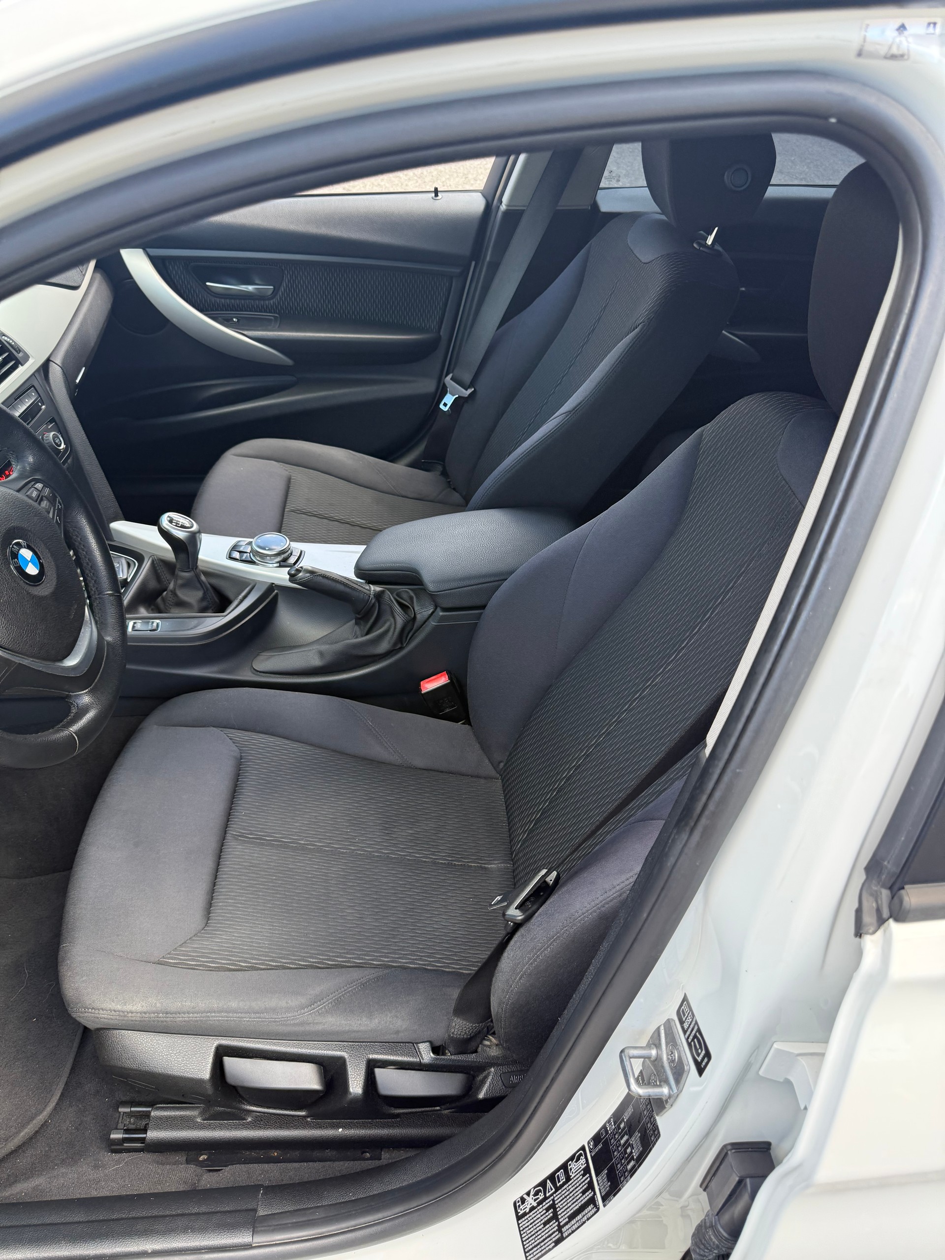 BMW 320i xDrive Touring-image-8