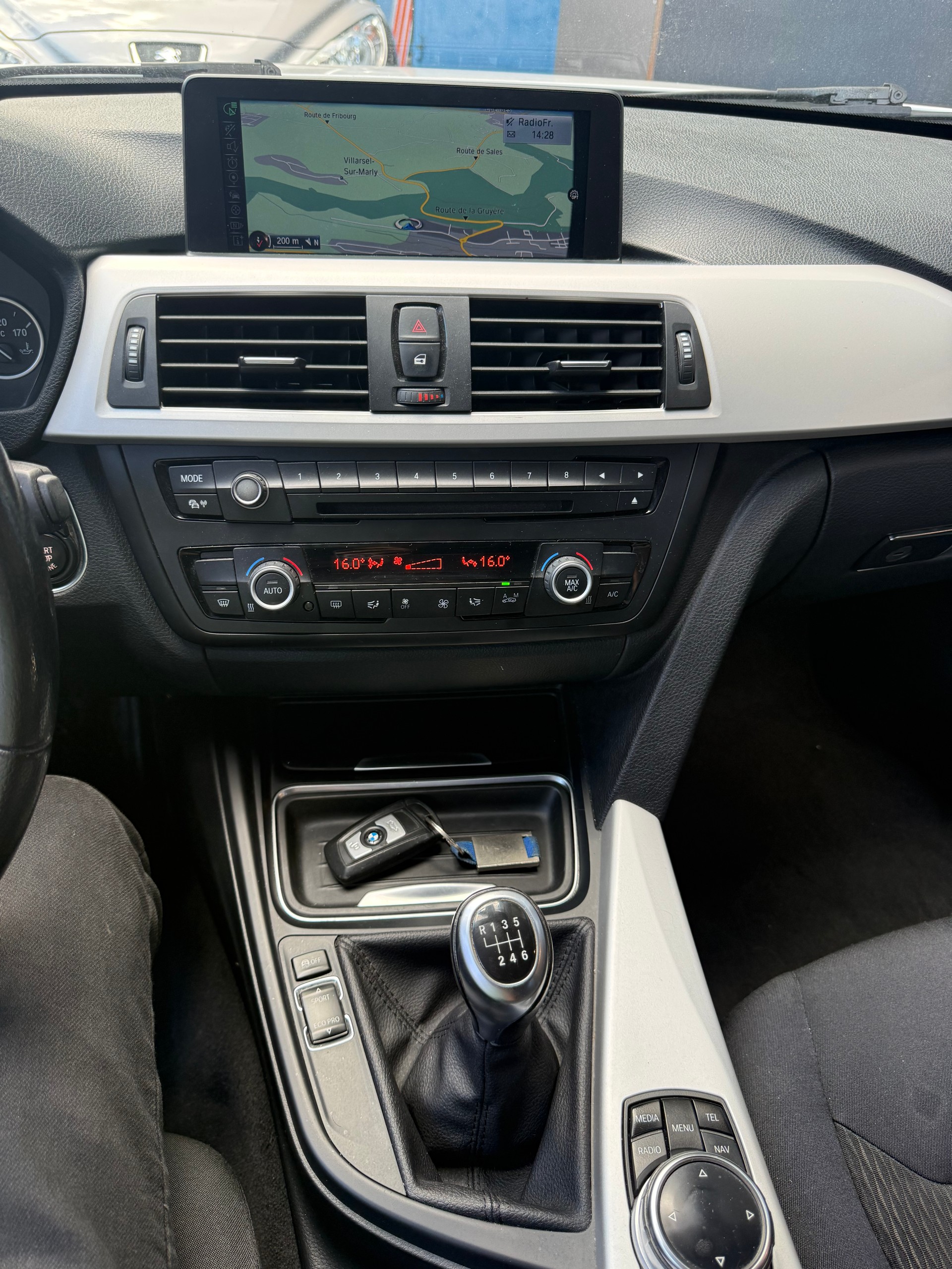 BMW 320i xDrive Touring-image-11