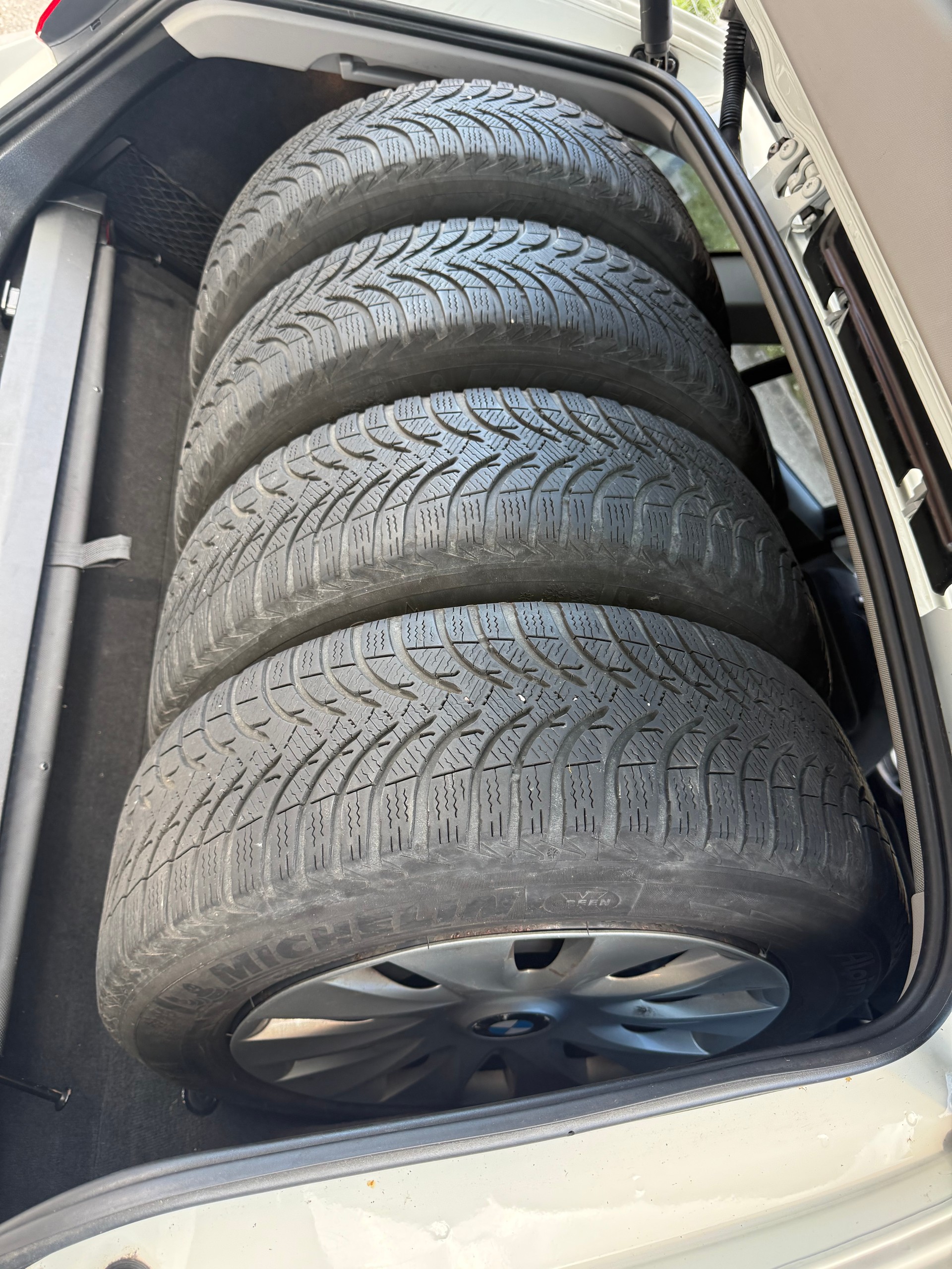 BMW 320i xDrive Touring-image-7