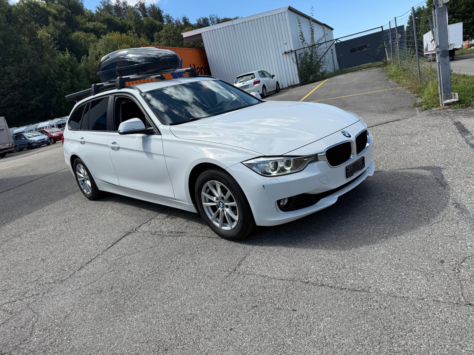 BMW 320i xDrive Touring-image-2