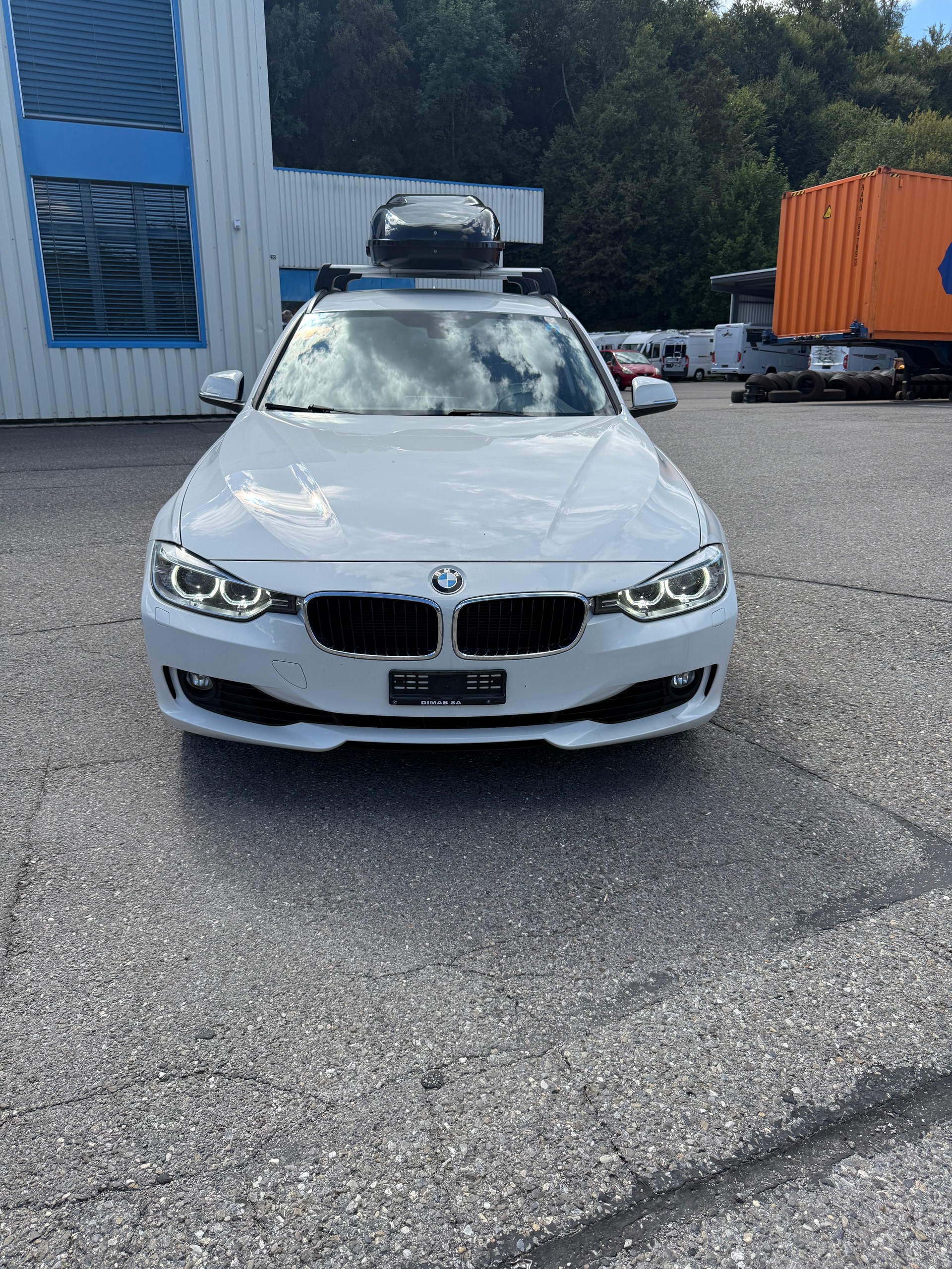 BMW 320i xDrive Touring-image-1