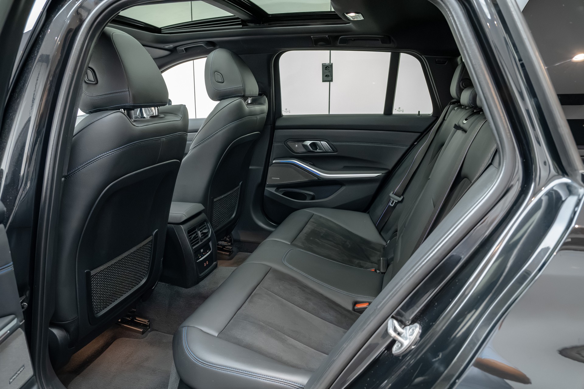 BMW M340i xDrive 48V Touring Steptronic-image-14